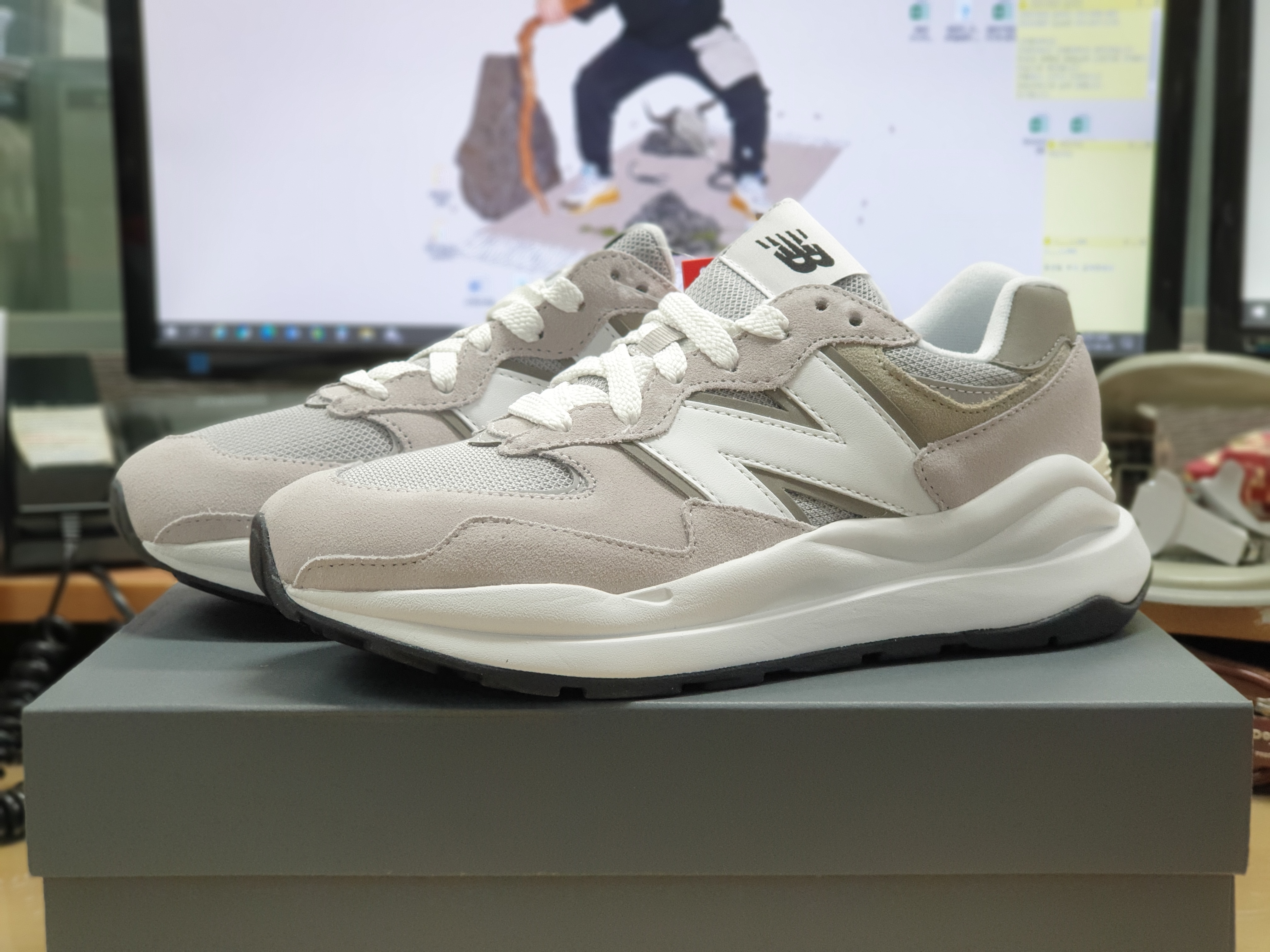 New Balance 5740 Dove Grey White 착용 스타일