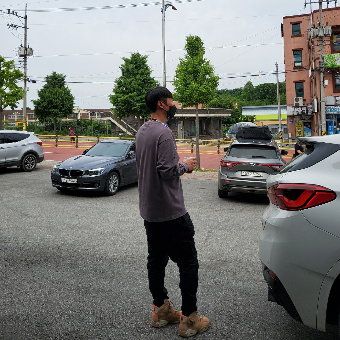 Jordan 6 x Travis Scott Retro SP British Khaki, Jordan x A Ma Maniere L/S T-Shirt Violet Ore - Asia 착용 스타일 - 2