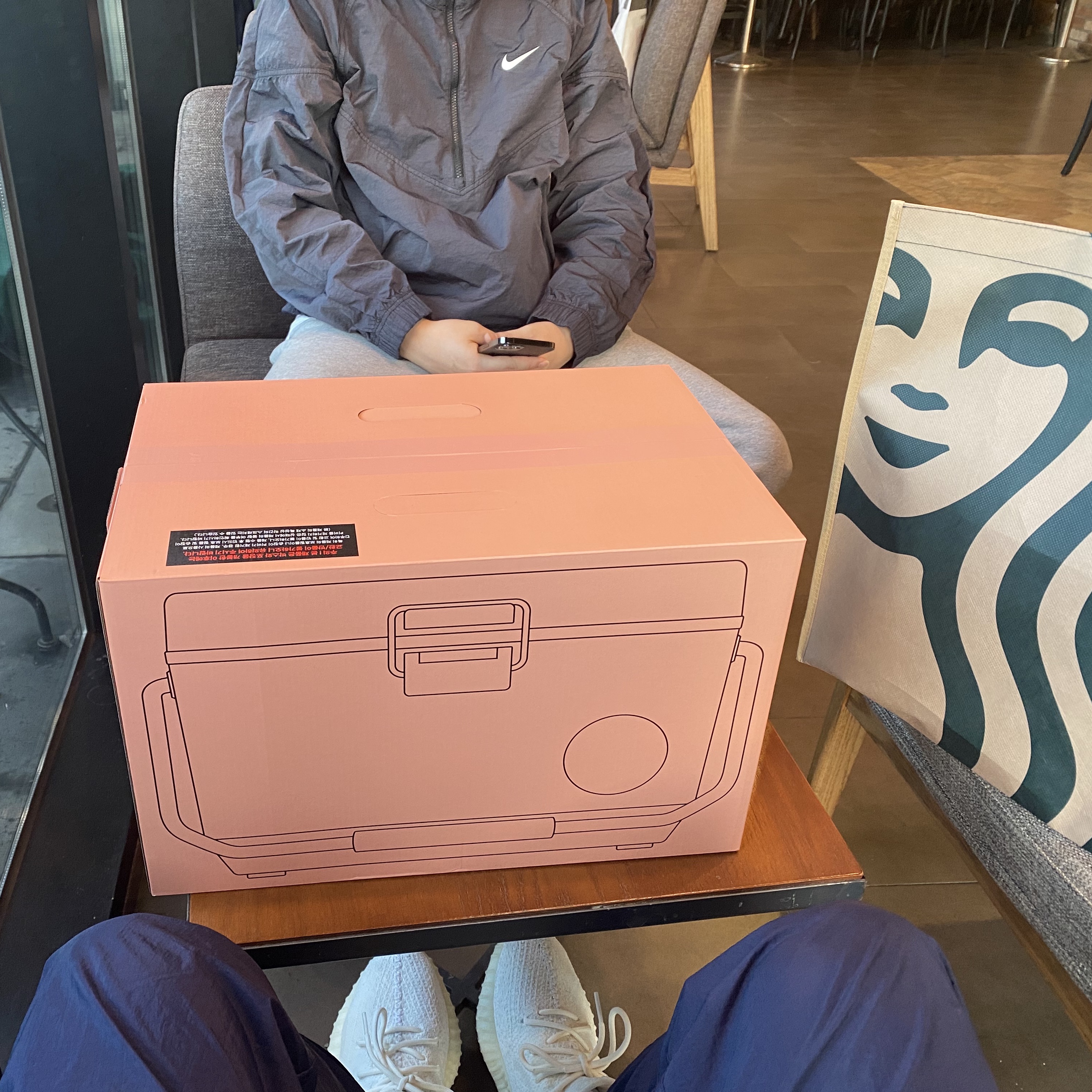 Nike x Stussy Windrunner Jacket Off Noir, Starbucks Summer Day Cooler Sunny Pink 착용 스타일