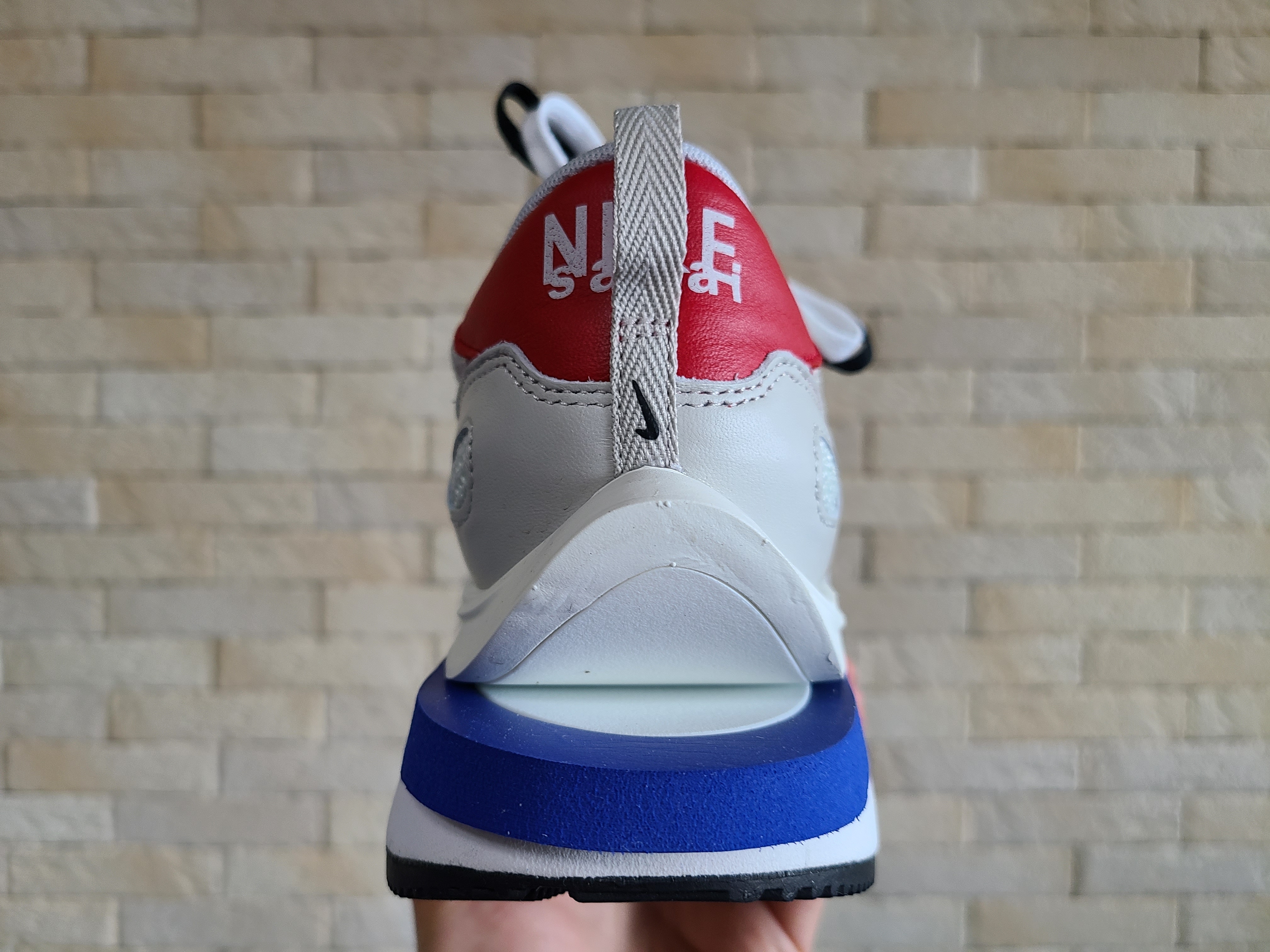 Nike x Sacai VaporWaffle Royal Fuchsia 착용 스타일 - 5