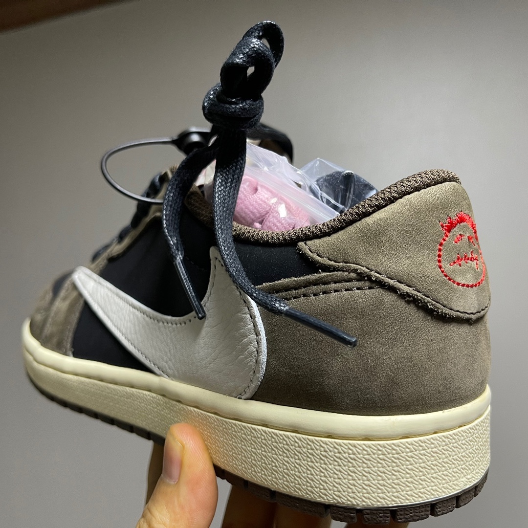 Jordan 1 x Travis Scott Retro Low OG SP Mocha 착용 스타일 - 2