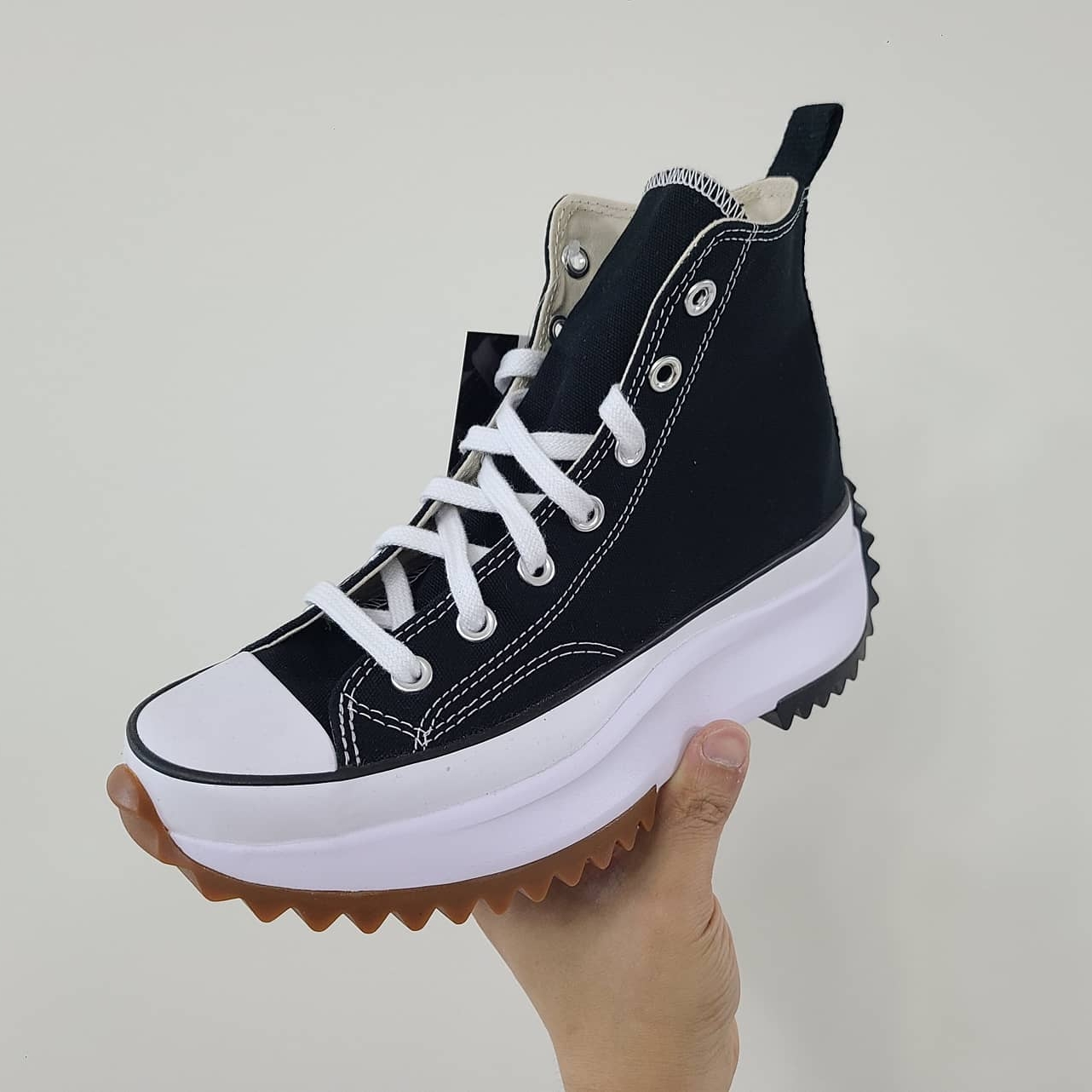 Converse Run Star Hike Hi Black White Gum 착용 스타일 - 1