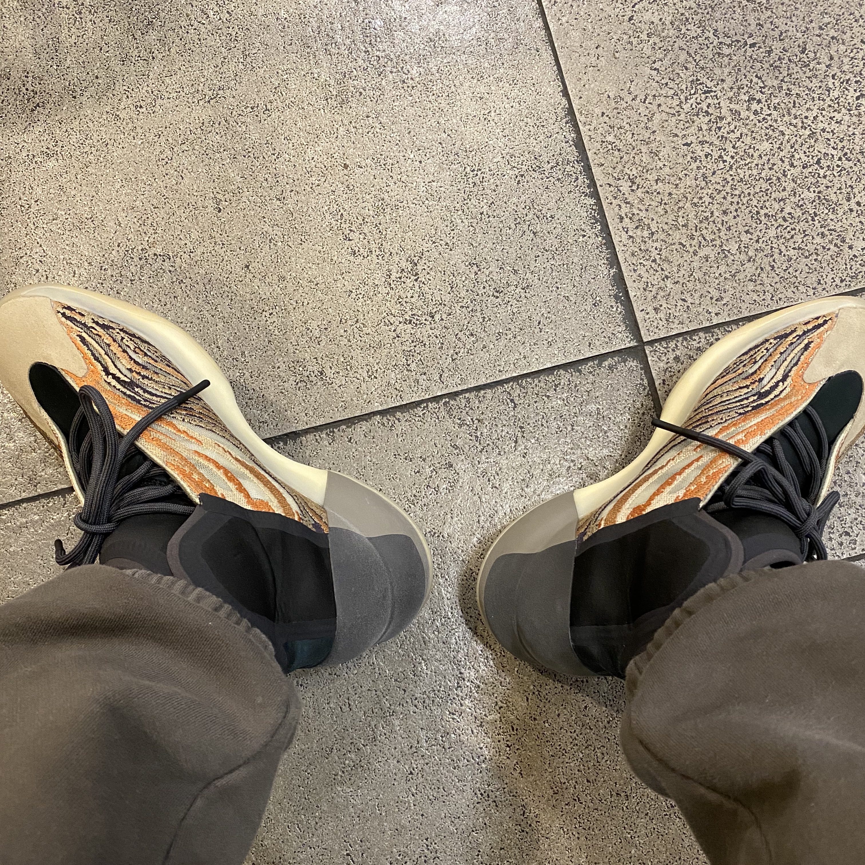 Adidas Yeezy QNTM Flash Orange 착용 스타일