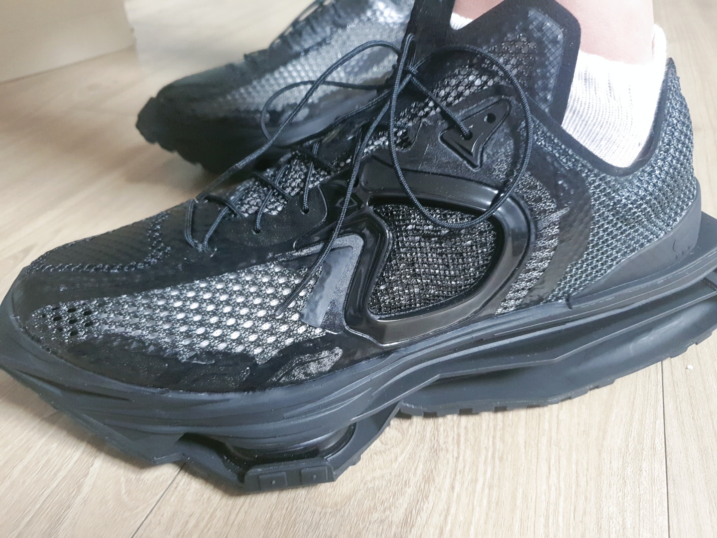 Nike x Matthew M Williams Zoom 004 Triple Black 착용 스타일 - 1