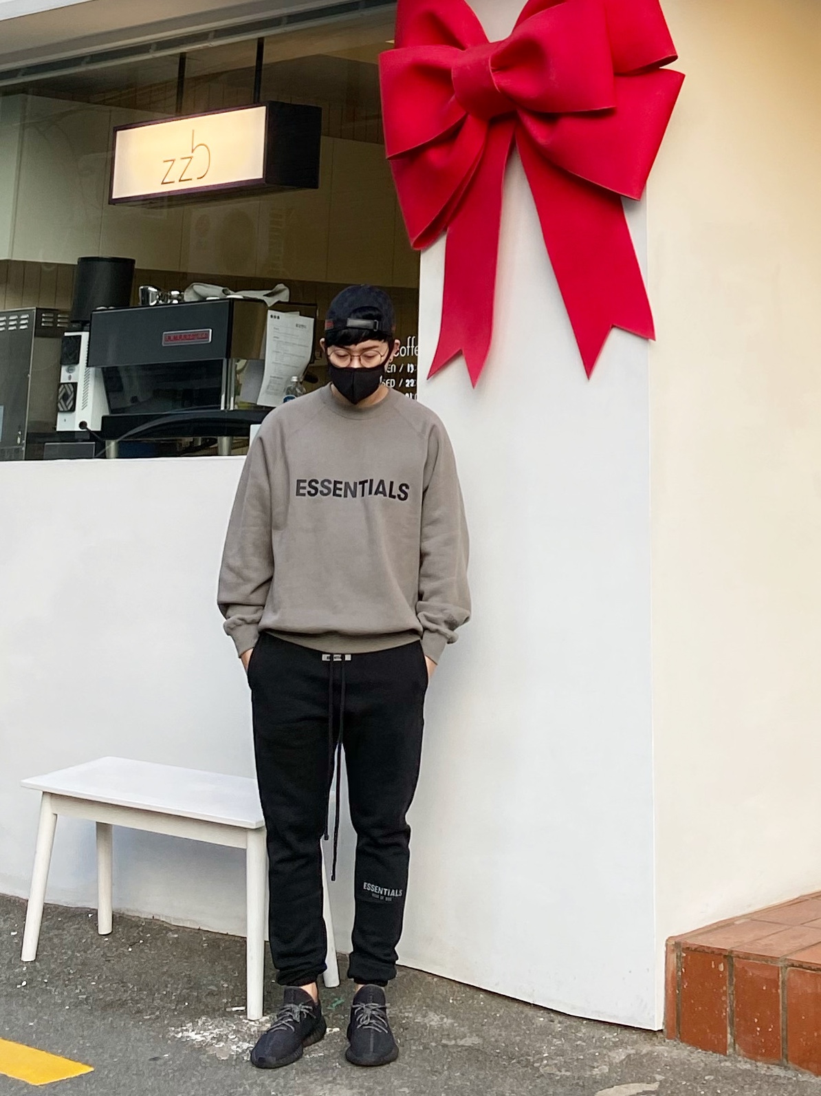 Essentials Sweatpants Dark Slate/Black 2020, Essentials 3D Silicon Applique Crewneck Cement - 20FW 착용 스타일