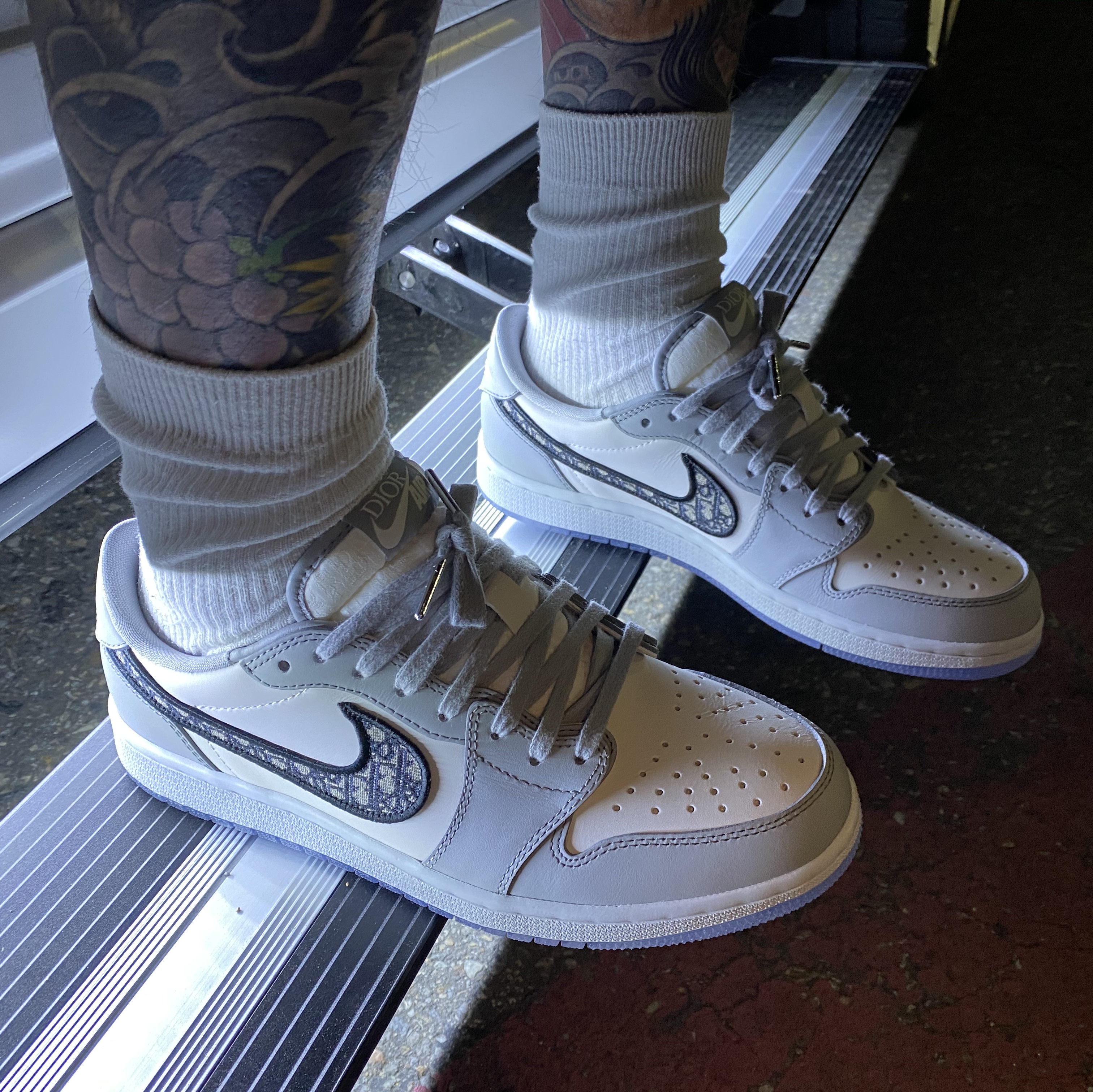 Jordan 1 x Dior Low OG, Jordan 1 x Travis Scott Retro High OG SP Mocha 착용 스타일 - 1