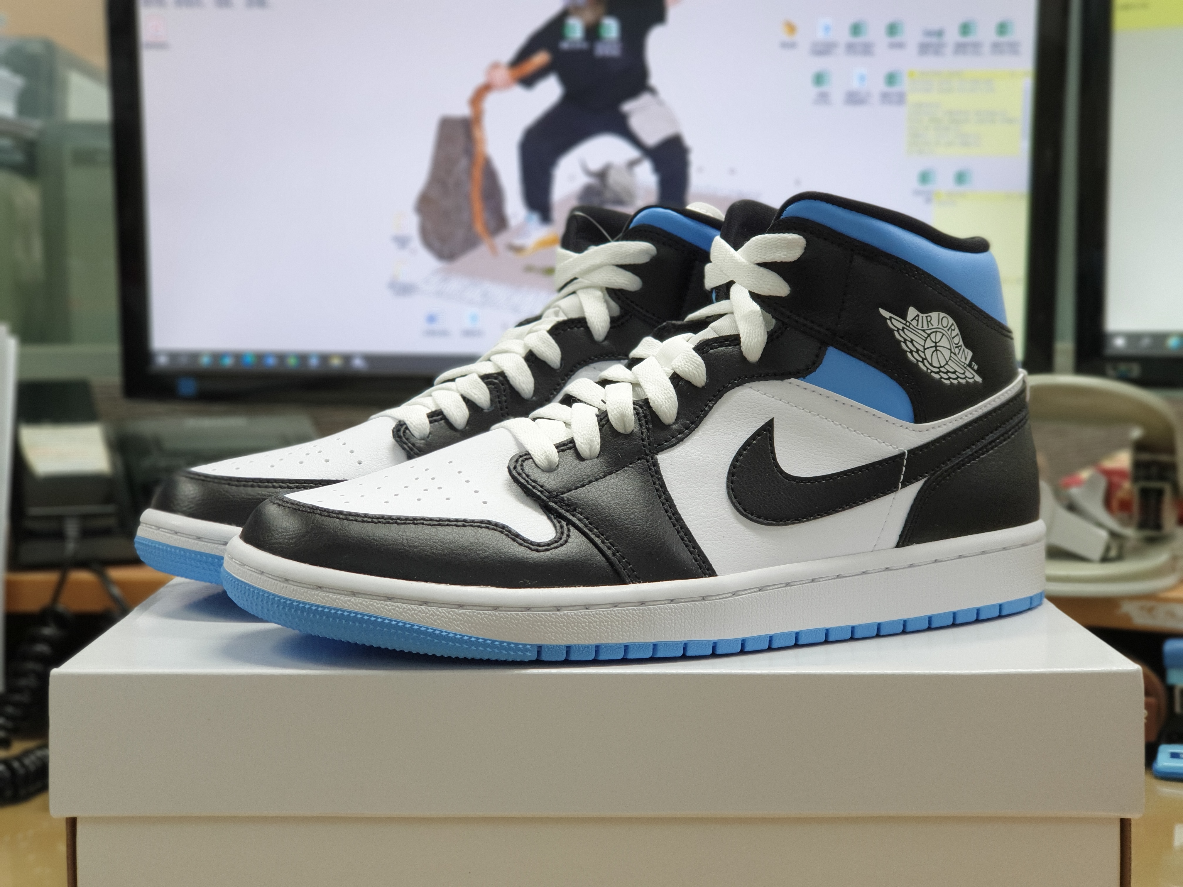 (W) Jordan 1 Mid White Black University Blue 착용 스타일