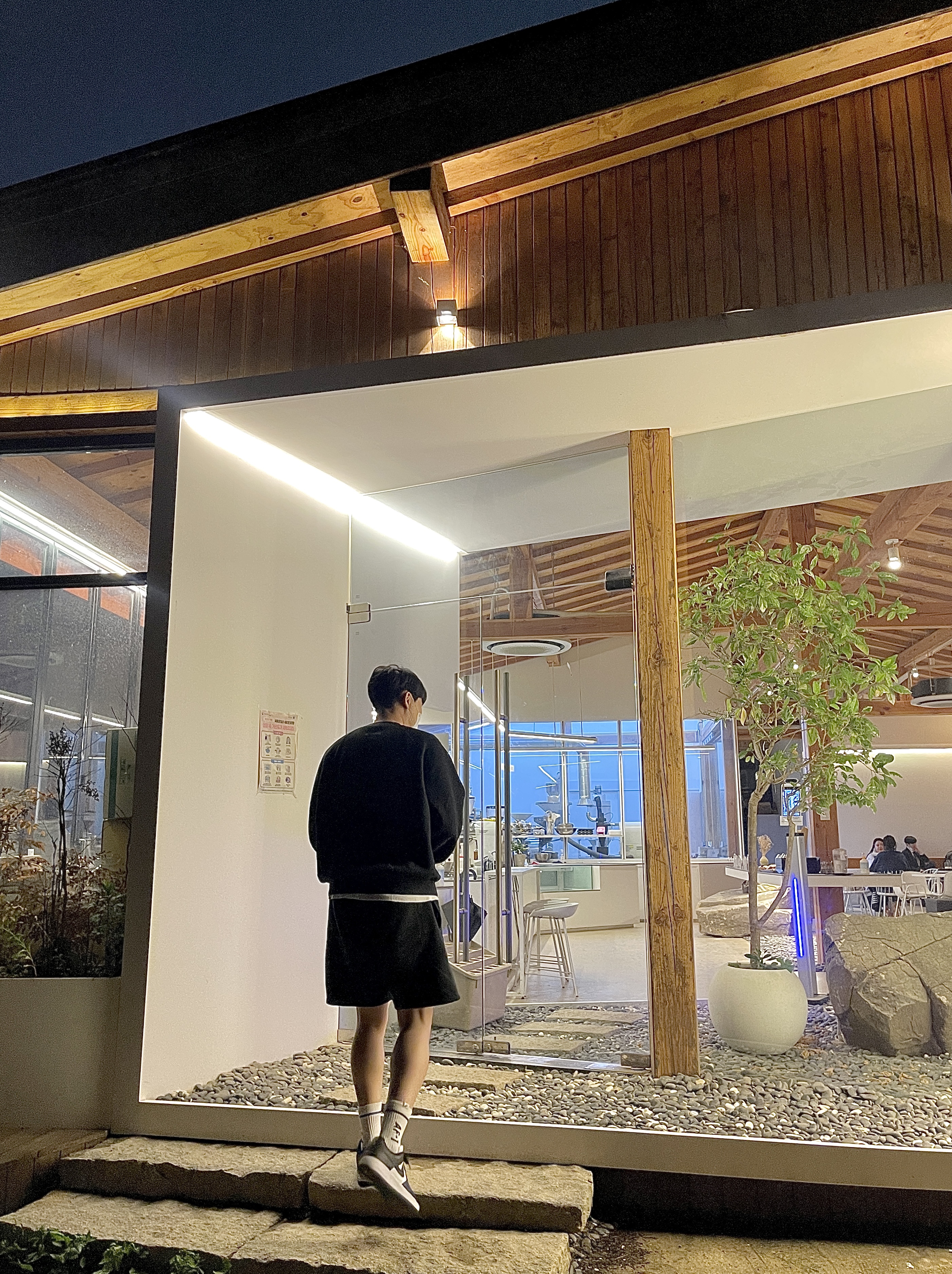Essentials Sweatshorts Black - 21SS, Essentials Pull-Over Crewneck Sweatshirt Black - 21SS 착용 스타일 - 1