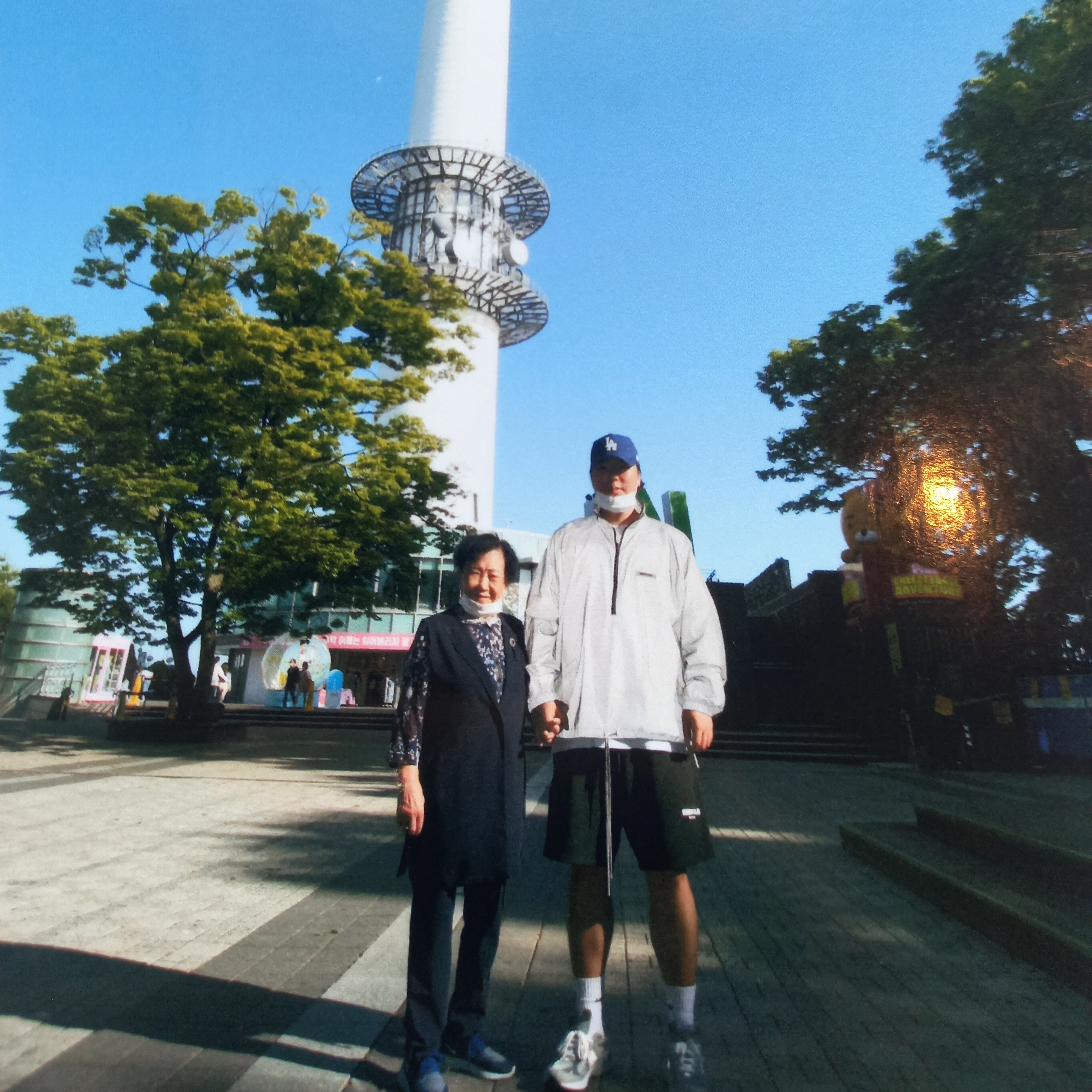Essentials Track Jacket Silver Reflective - 20SS, Essentials Sweatshorts Black - 21SS 착용 스타일