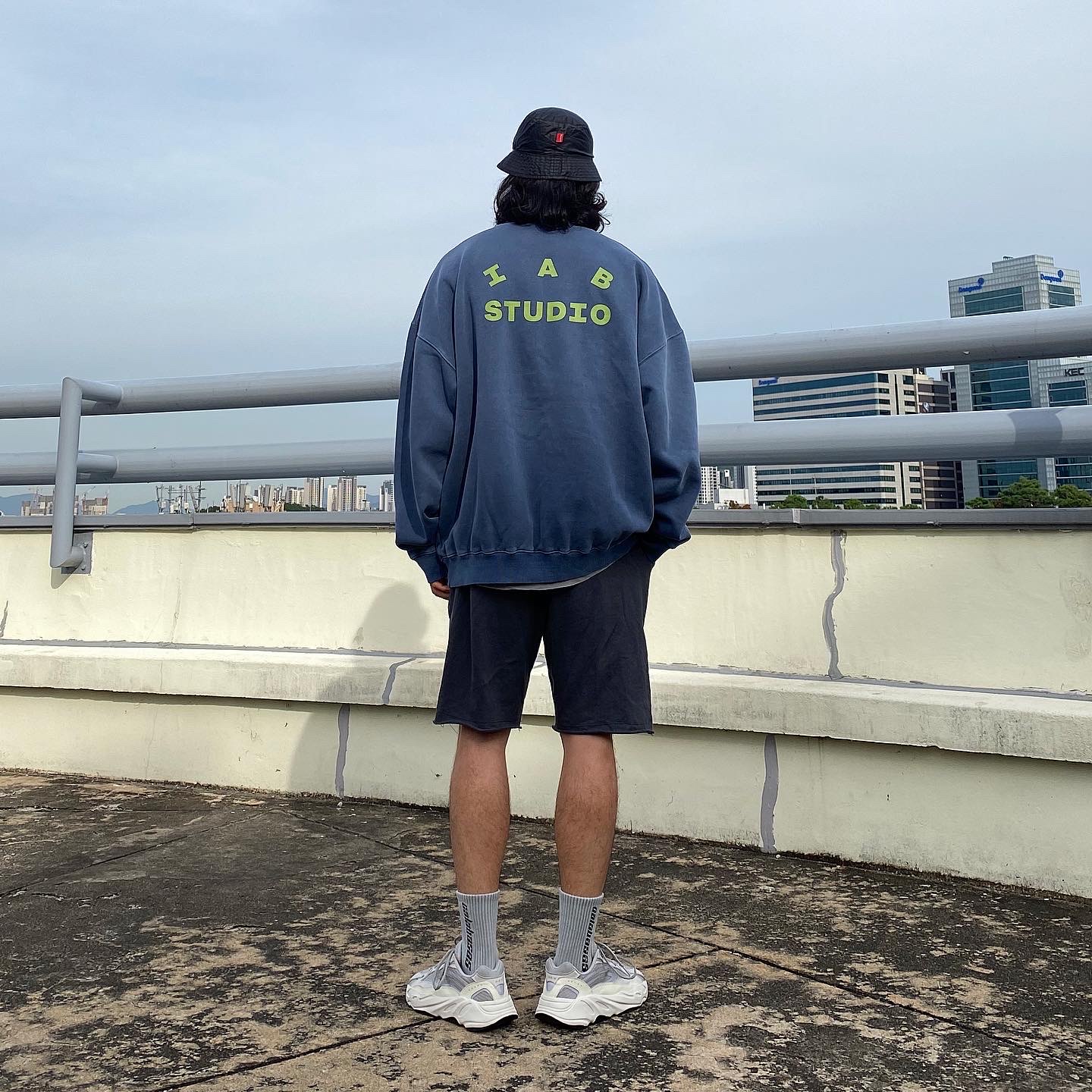 IAB Studio Pigment Sweatshirt Navy, Supreme x The North Face Snakeskin Packable Reversible Crusher Black - 18SS 착용 스타일 - 2