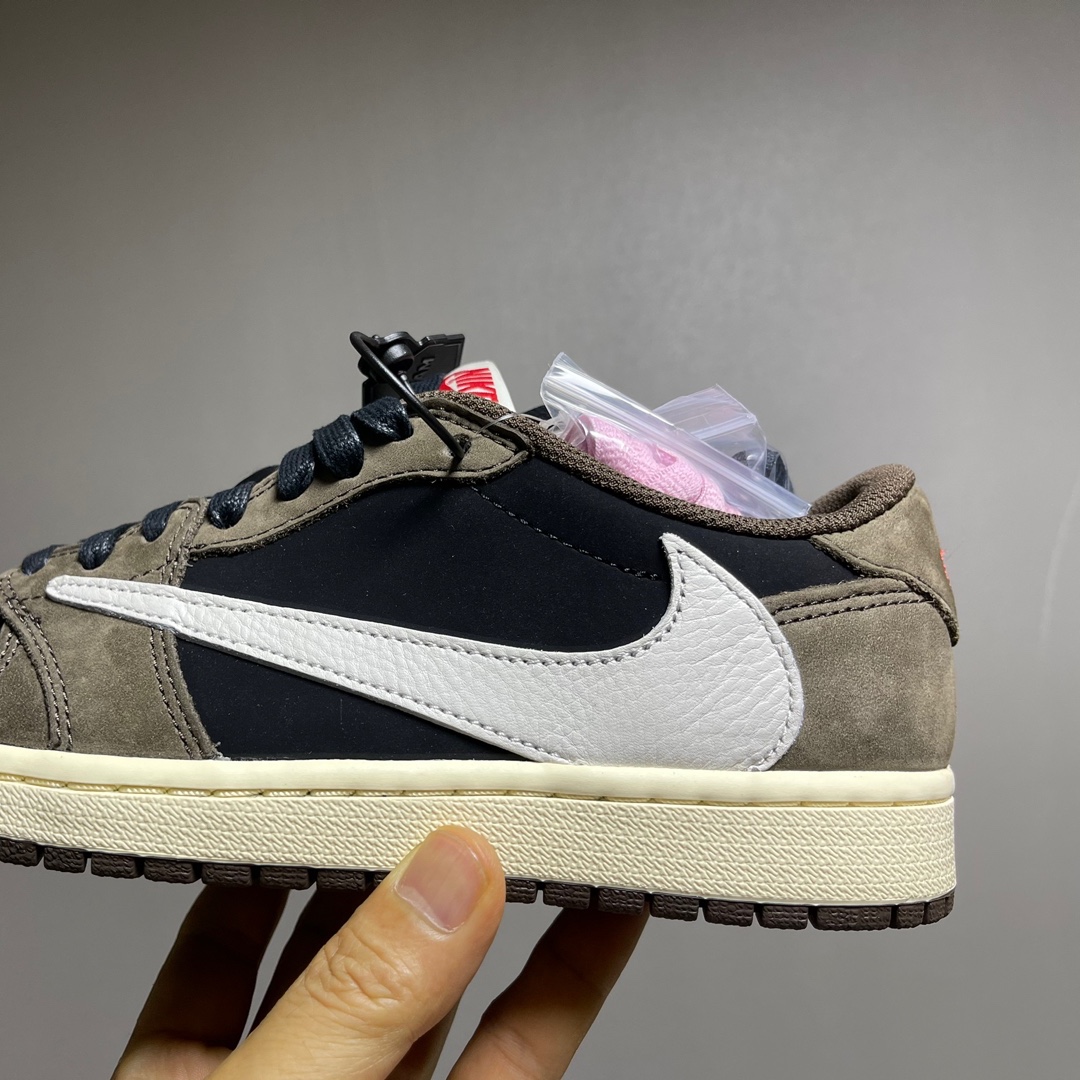 Jordan 1 x Travis Scott Retro Low OG SP Mocha 착용 스타일 - 4