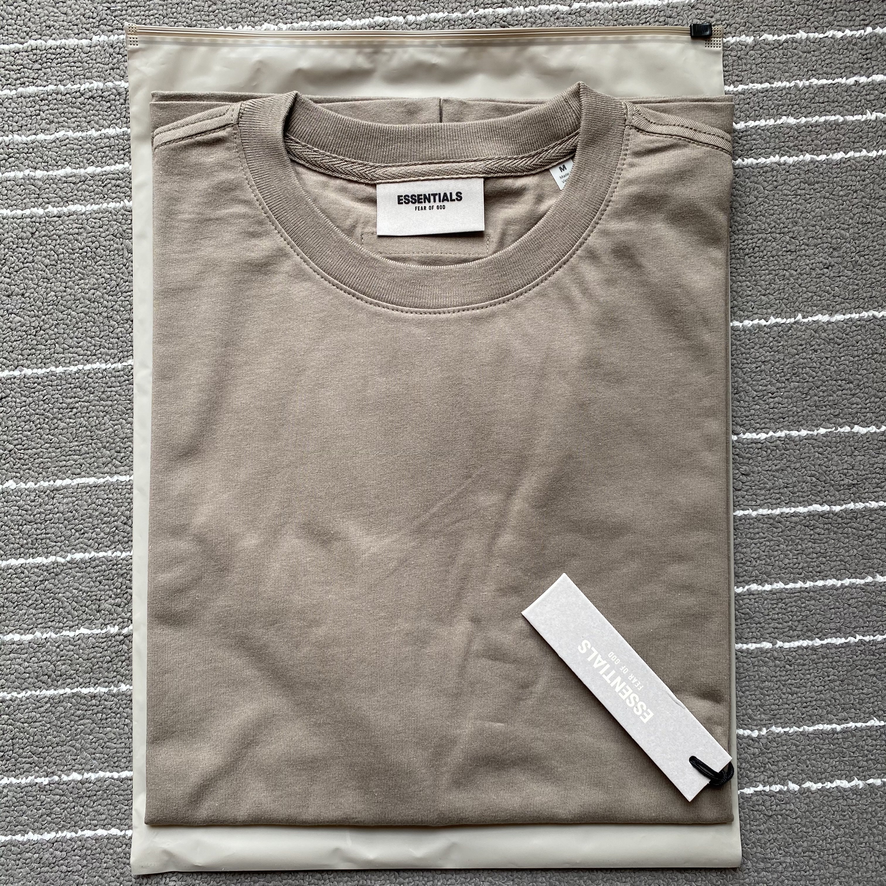 Essentials T-Shirt Taupe - 21SS 착용 스타일 - 4