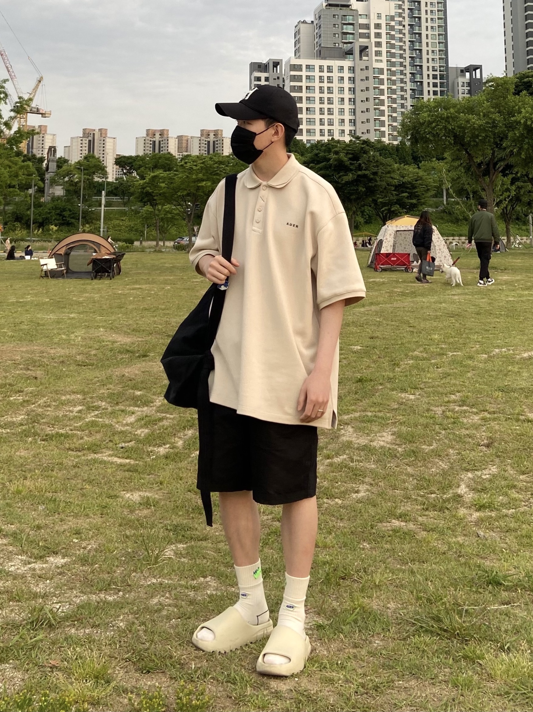 Adidas Yeezy Slide Bone 착용 스타일