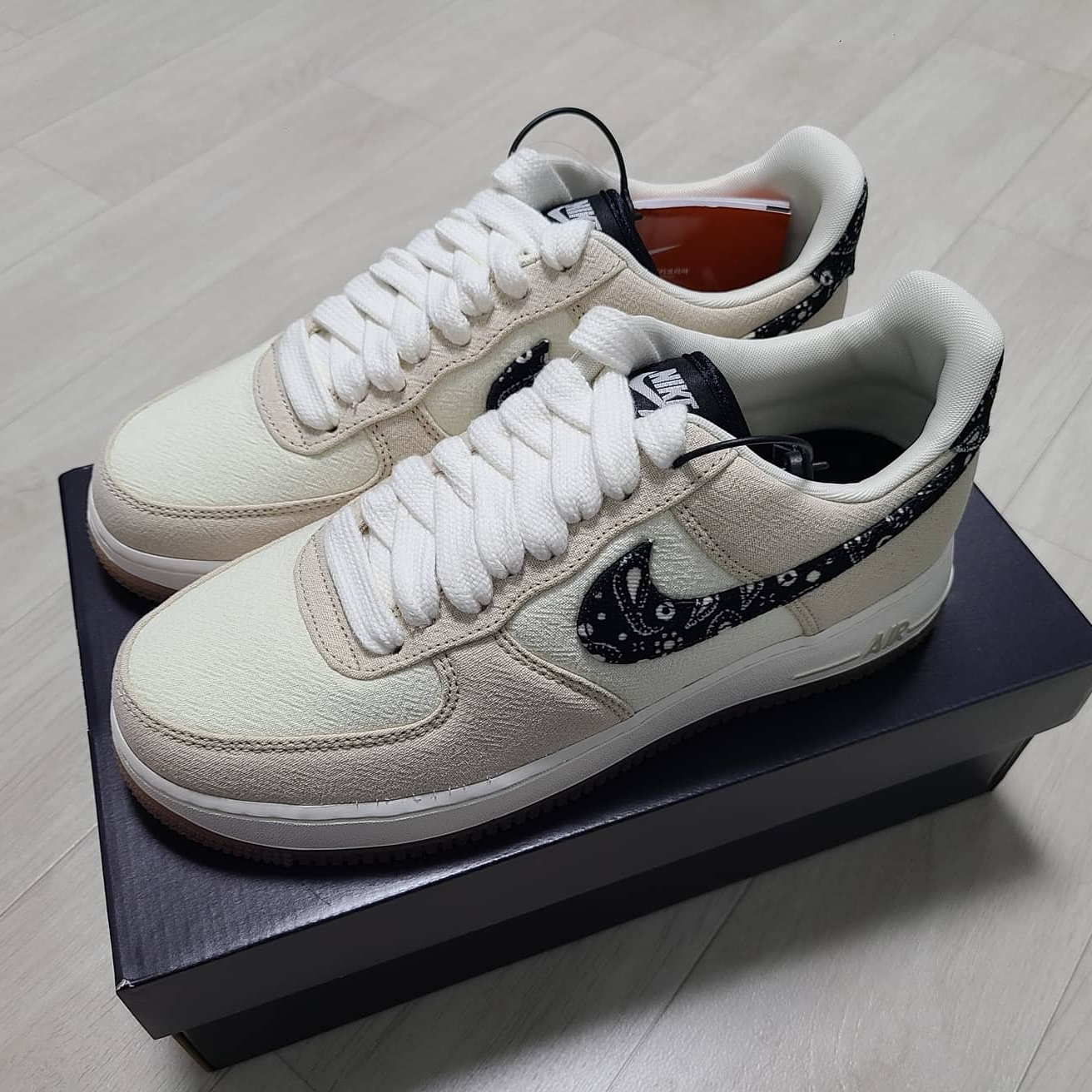 Nike Air Force 1 '07 LV8 Paisley Swoosh 착용 스타일 - 2