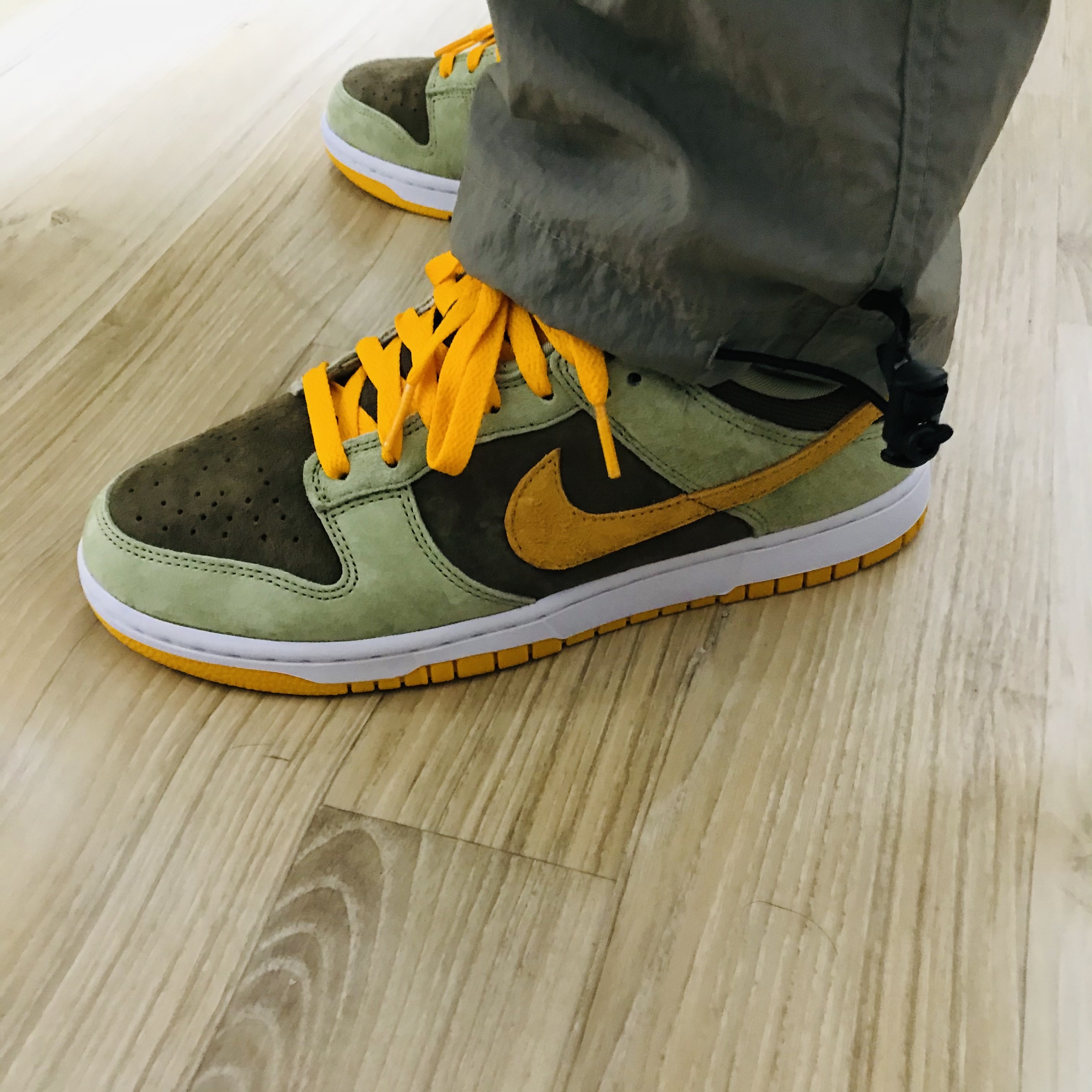 Nike Dunk Low SE Dusty Olive 착용 스타일 - 1