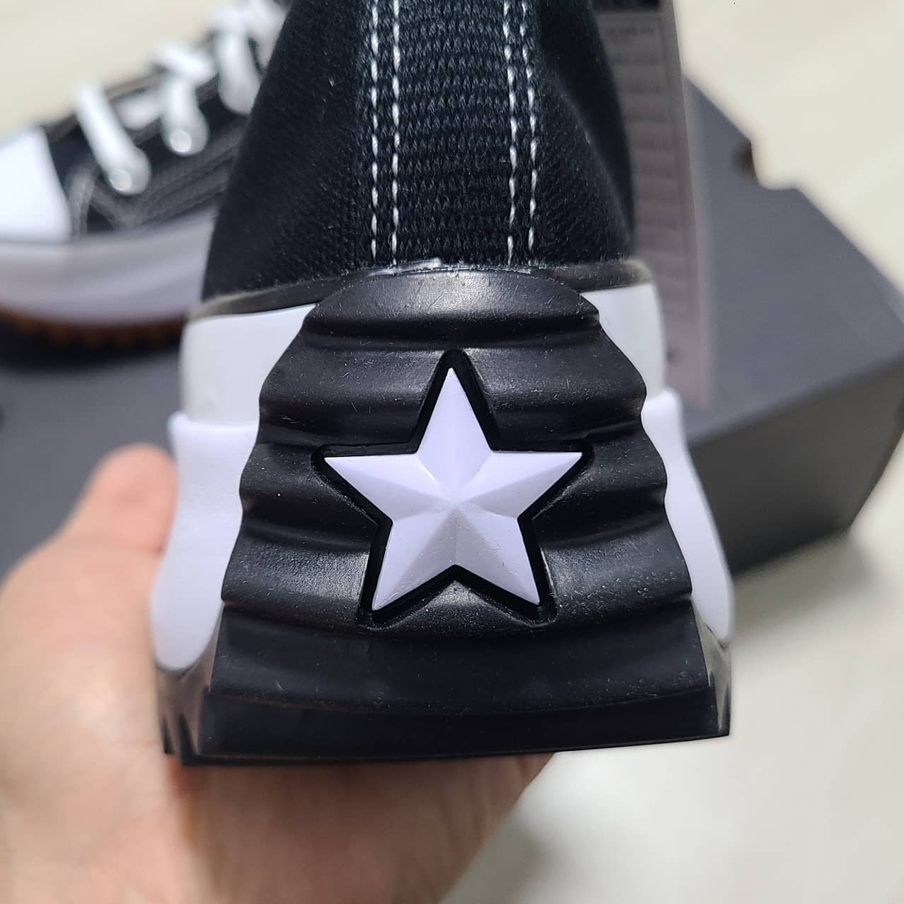 Converse Run Star Hike Hi Black White Gum 착용 스타일 - 3