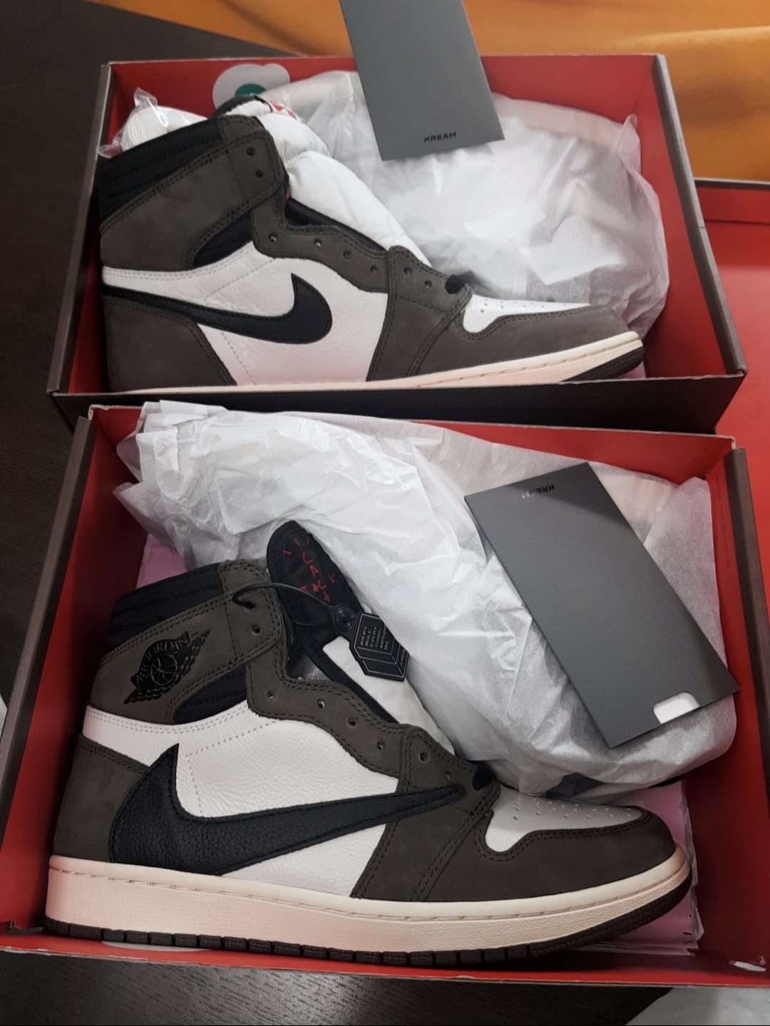 Jordan 1 x Travis Scott Retro High OG SP Mocha 착용 스타일 - 1