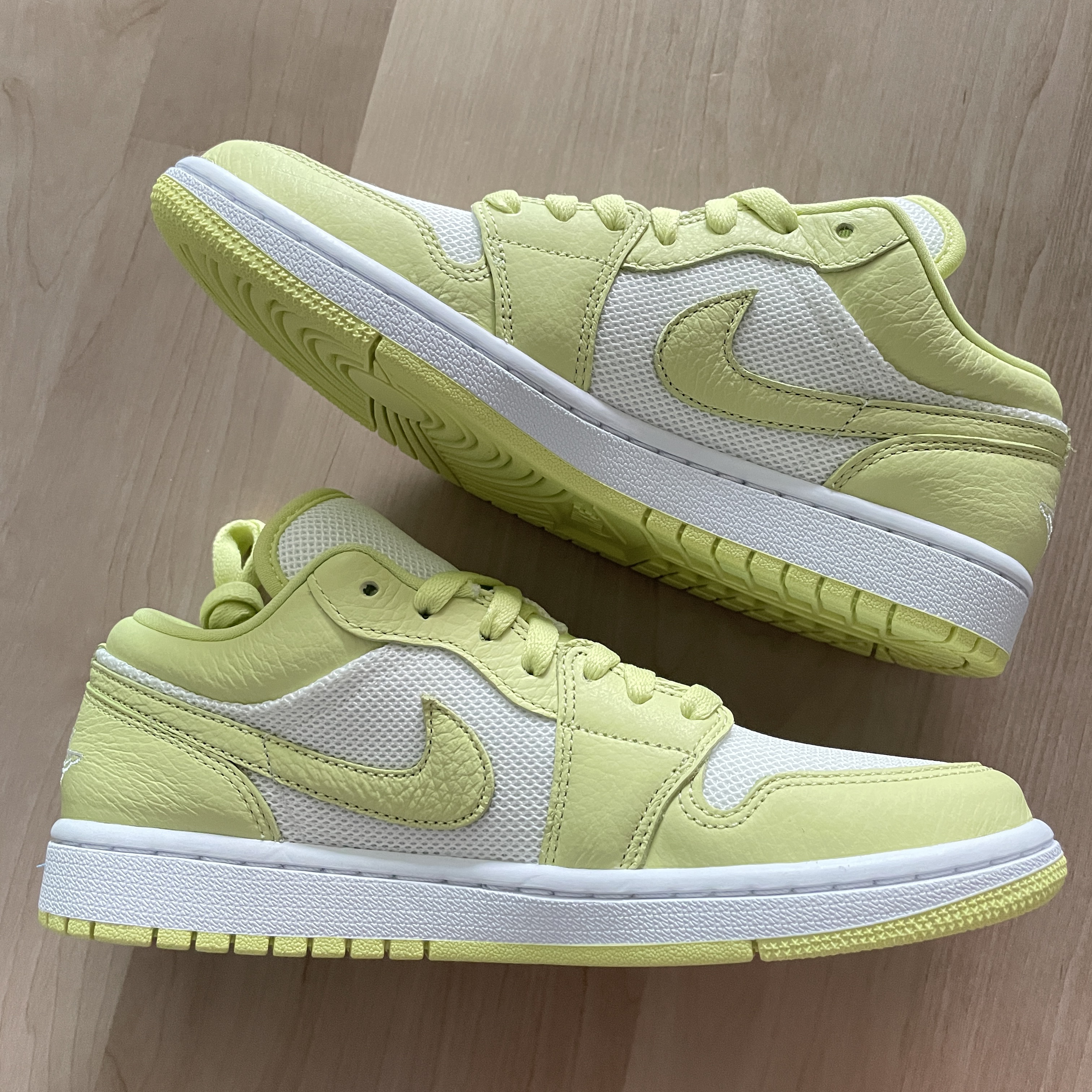 (W) Jordan 1 Low SE Limelight 착용 스타일 - 1
