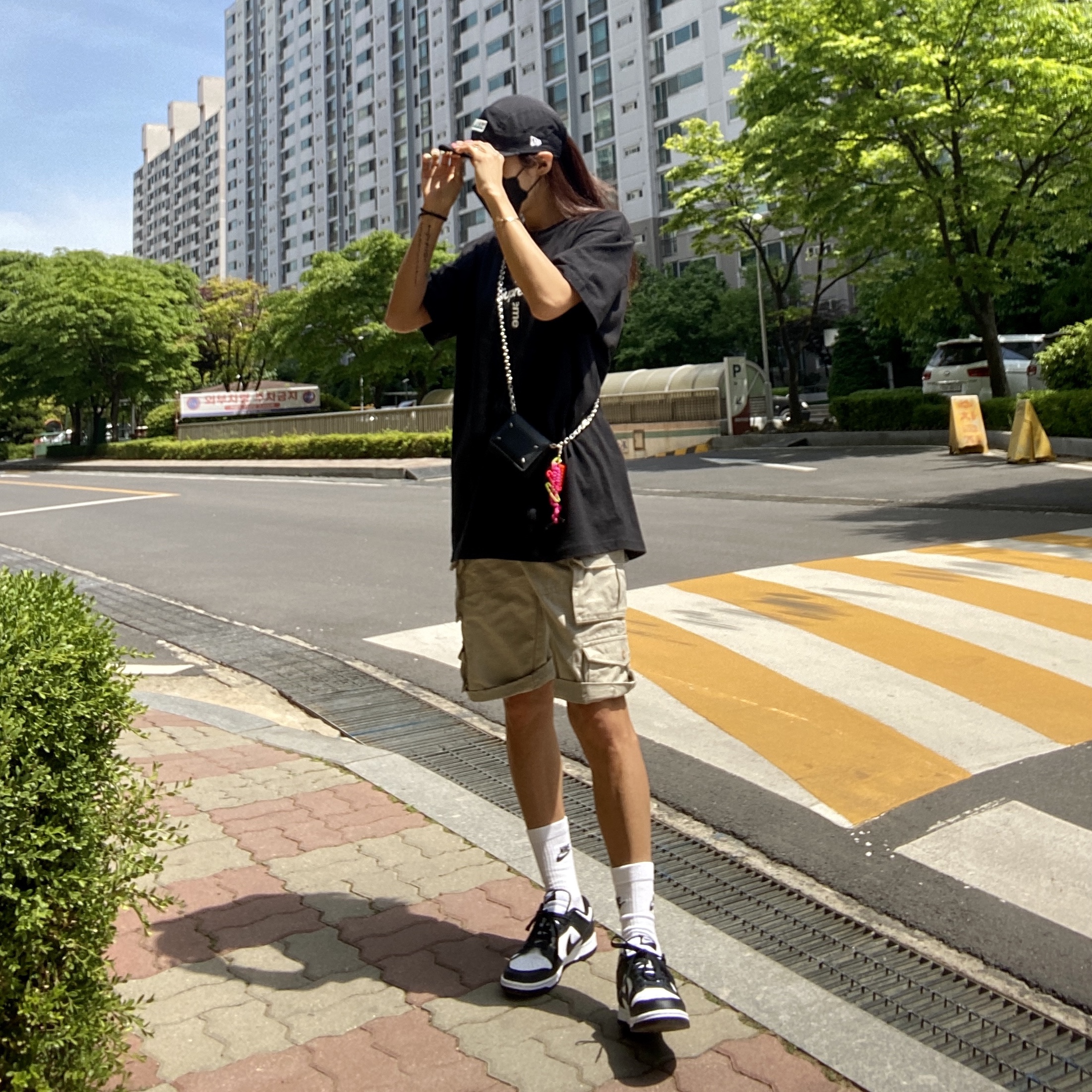 Supreme Cross Box Logo T-Shirt Black - 20FW, Nike Dunk Low Retro Black 착용 스타일 - 2