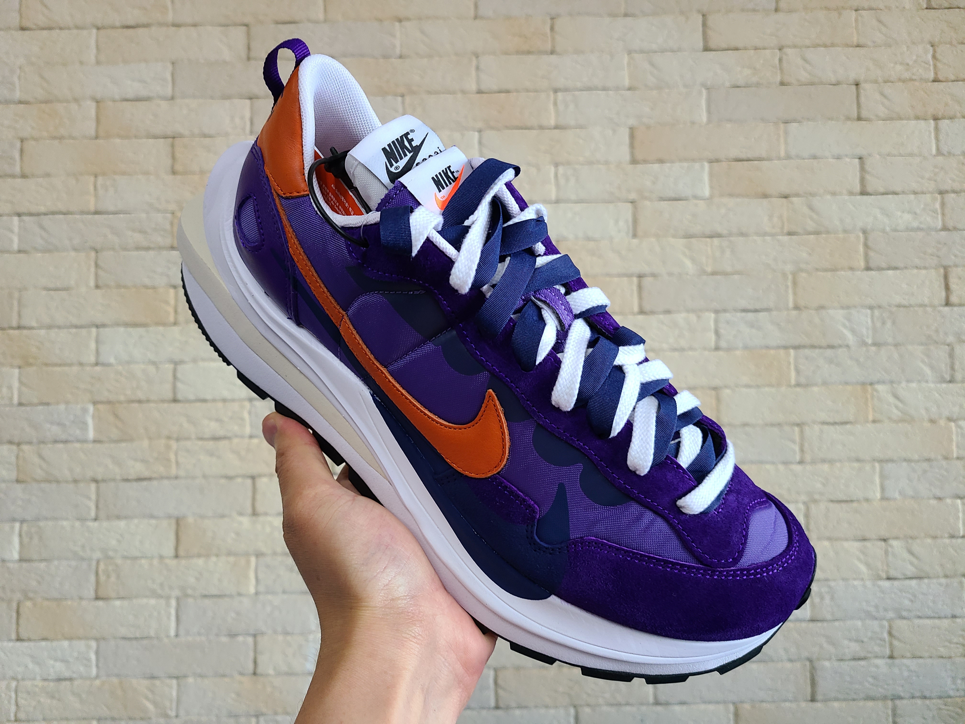 Nike x Sacai VaporWaffle Dark Iris 착용 스타일 - 5
