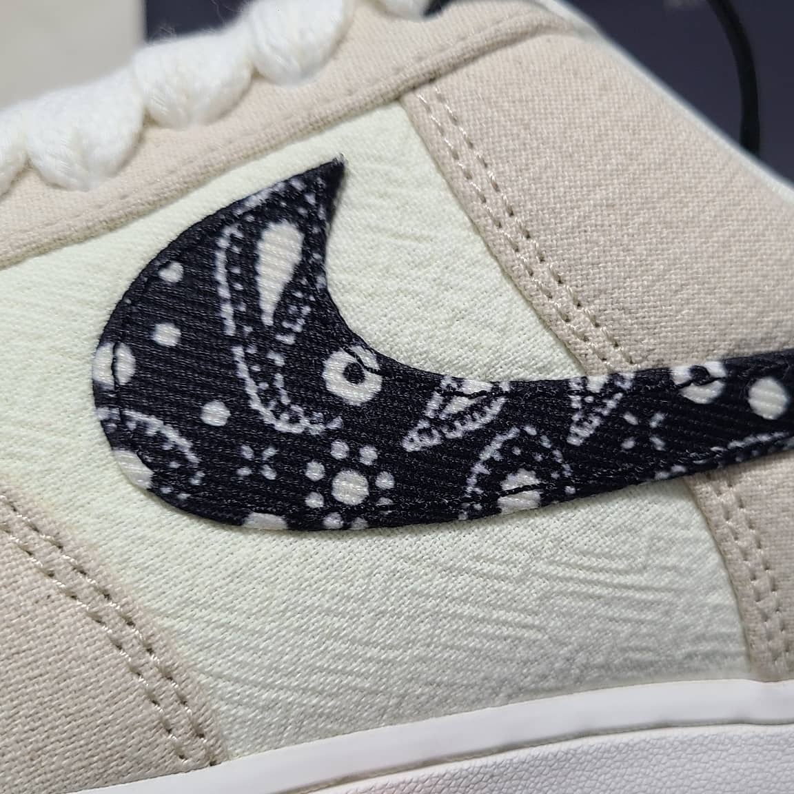 Nike Air Force 1 '07 LV8 Paisley Swoosh 착용 스타일 - 3