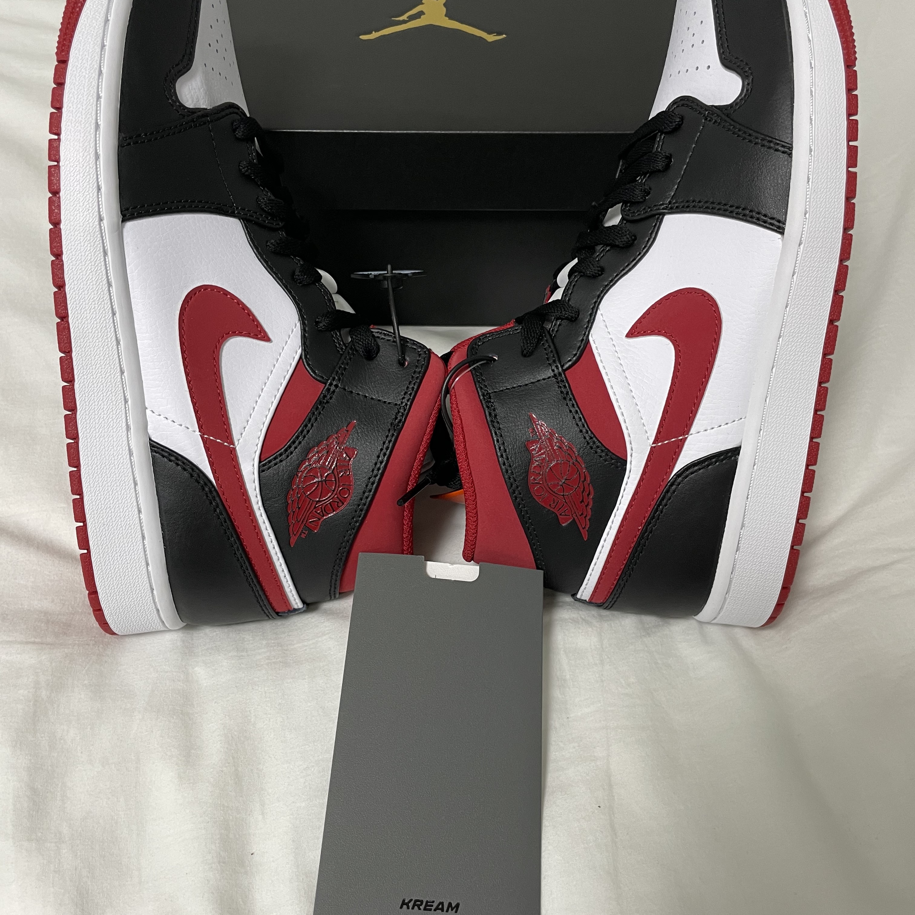 Jordan 1 Mid Gym Red Black White 착용 스타일 - 1