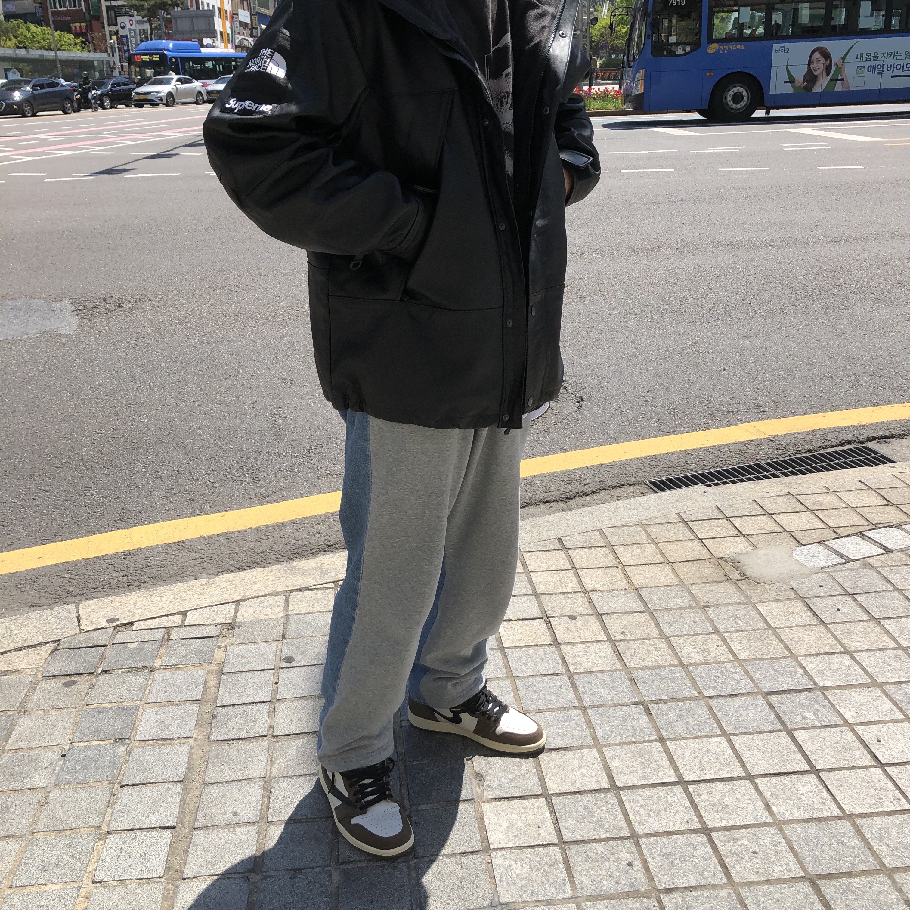 Jordan 1 x Travis Scott Retro High OG SP Mocha, Supreme x The North Face Leather Mountain Parka Black - 18FW 착용 스타일 - 1