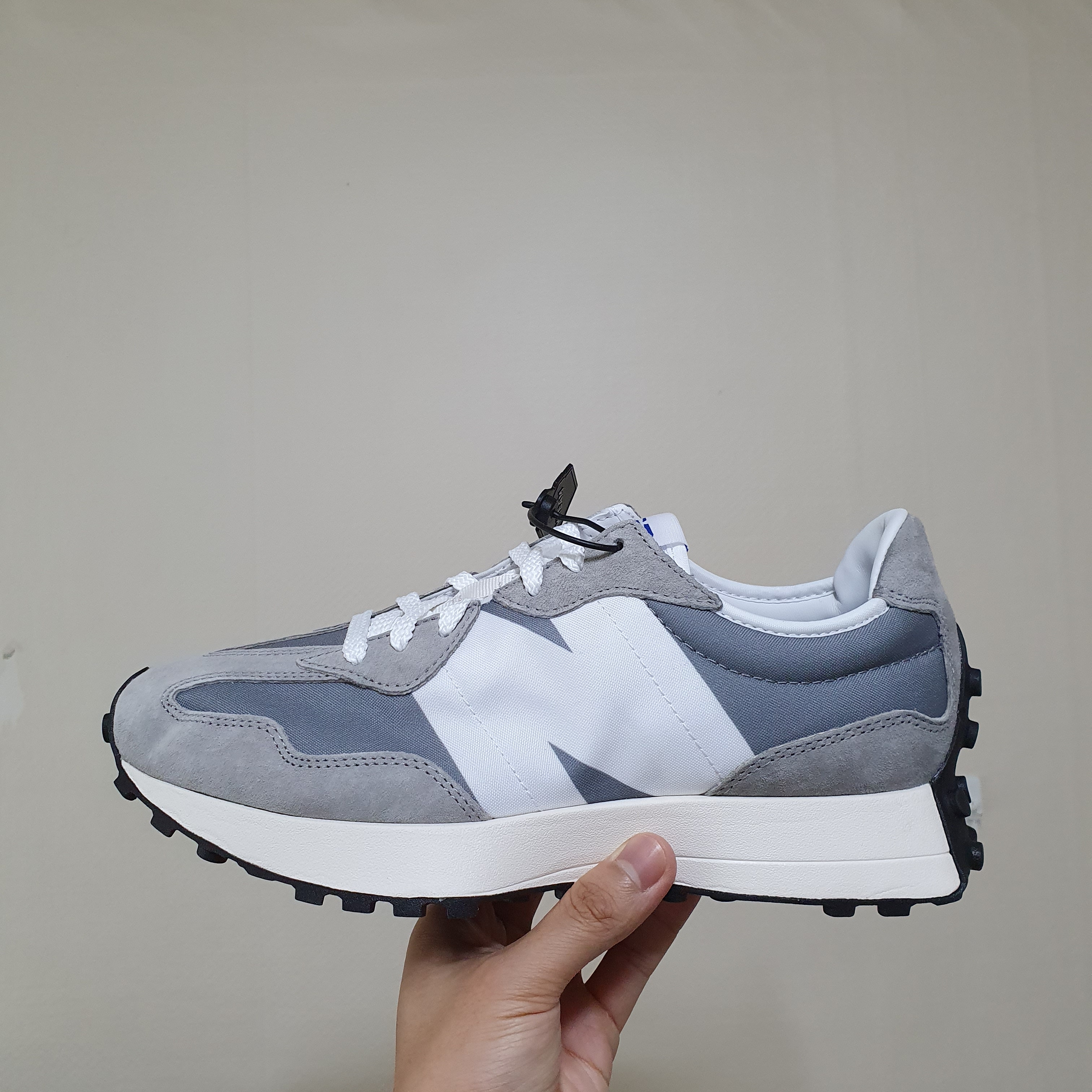 New Balance 327 Grey 착용 스타일