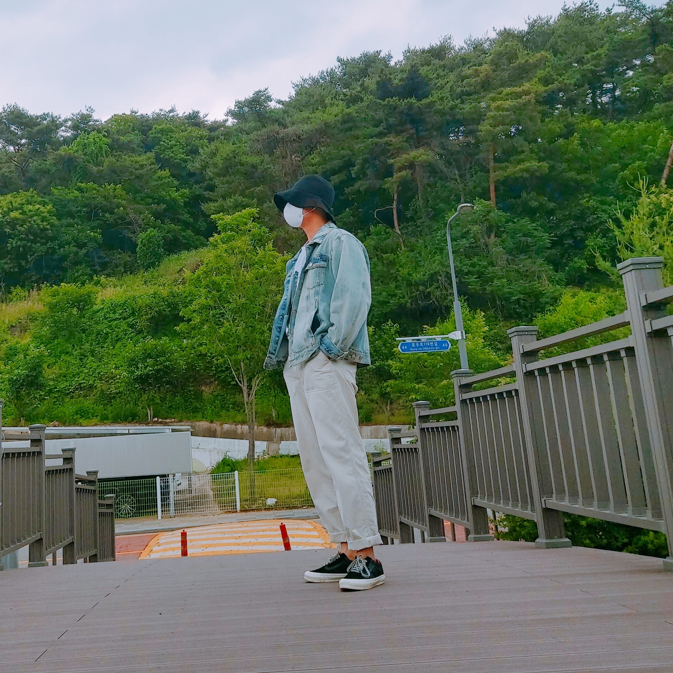 Essentials Denim Trucker Jacket Light Indigo - 20FW, Vans Vault x Porter OG Old Skool LX Black 착용 스타일
