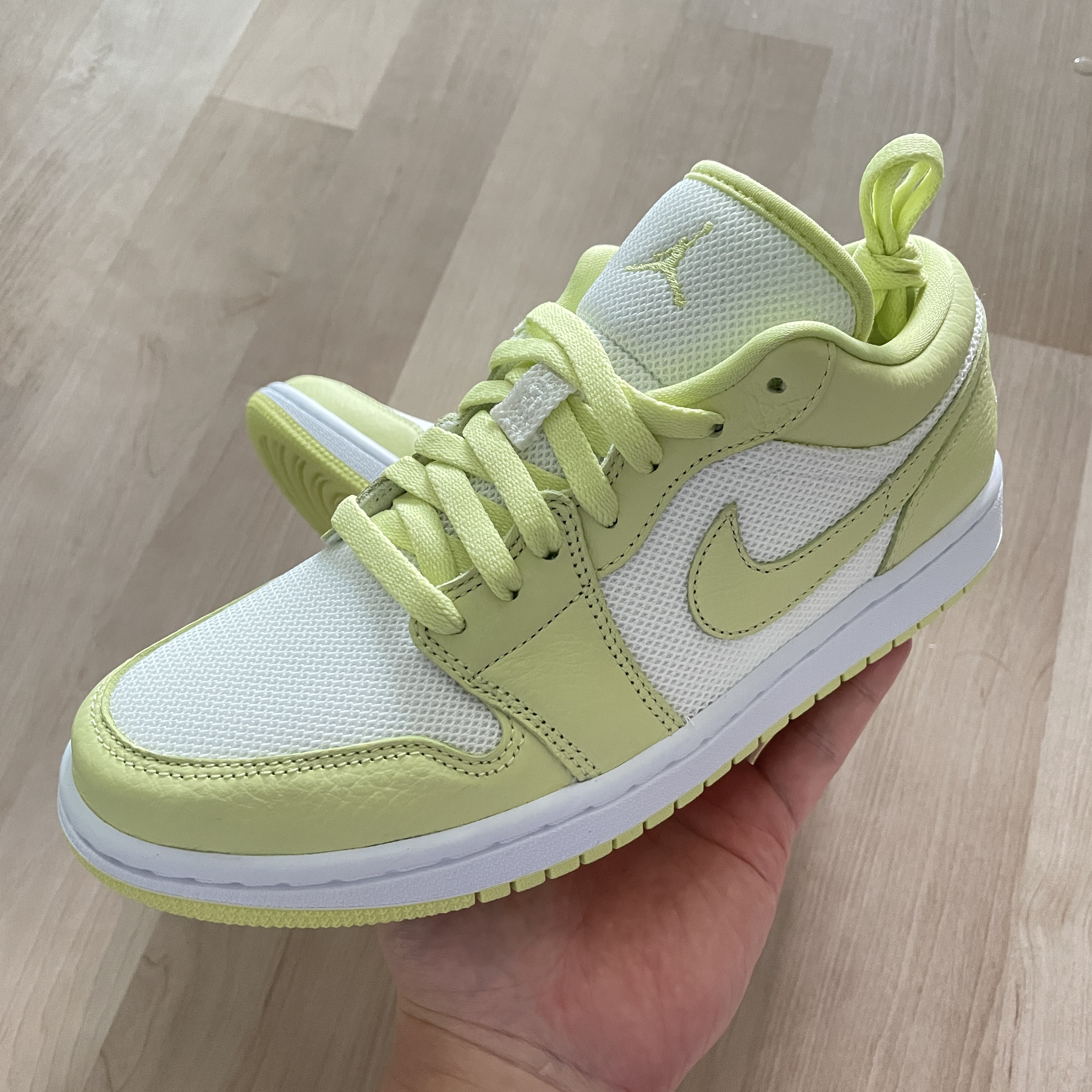 (W) Jordan 1 Low SE Limelight 착용 스타일 - 2