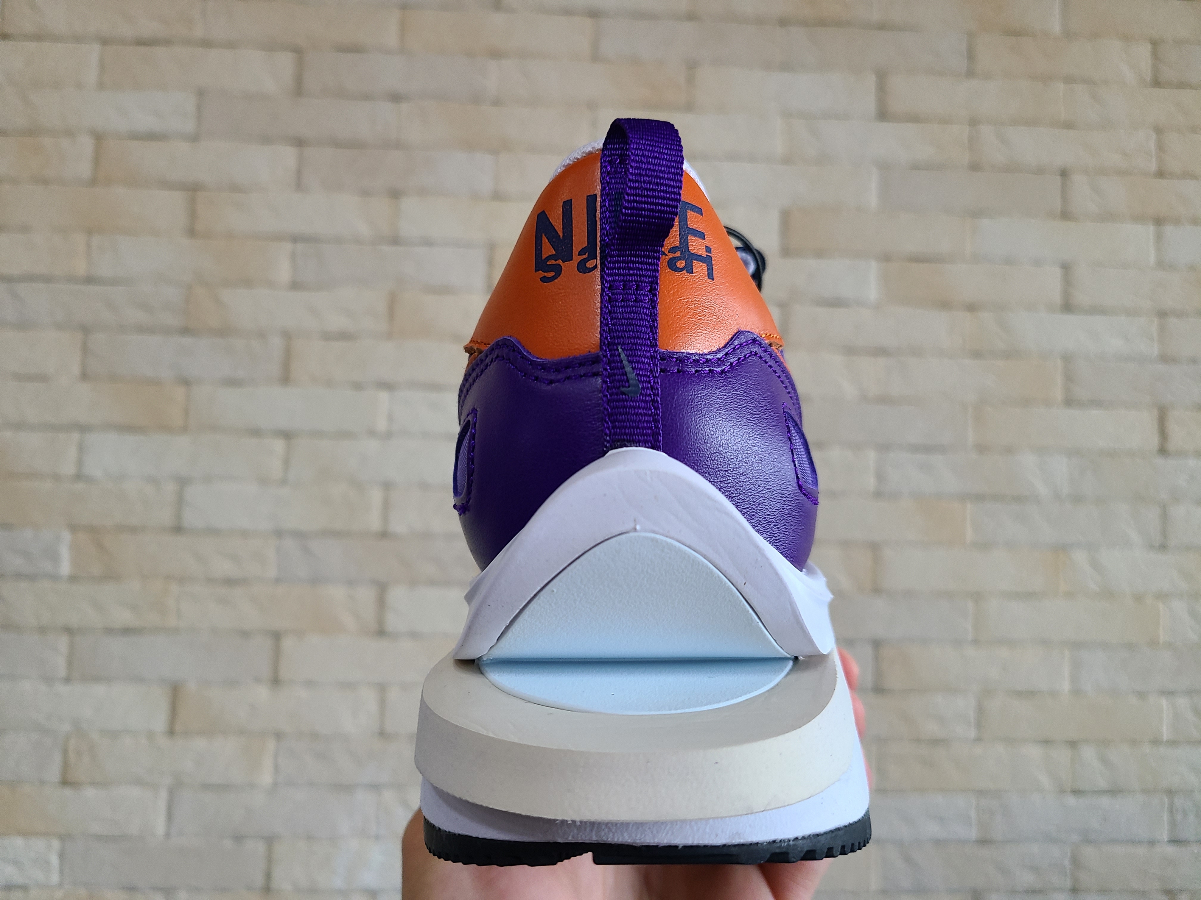 Nike x Sacai VaporWaffle Dark Iris 착용 스타일 - 4
