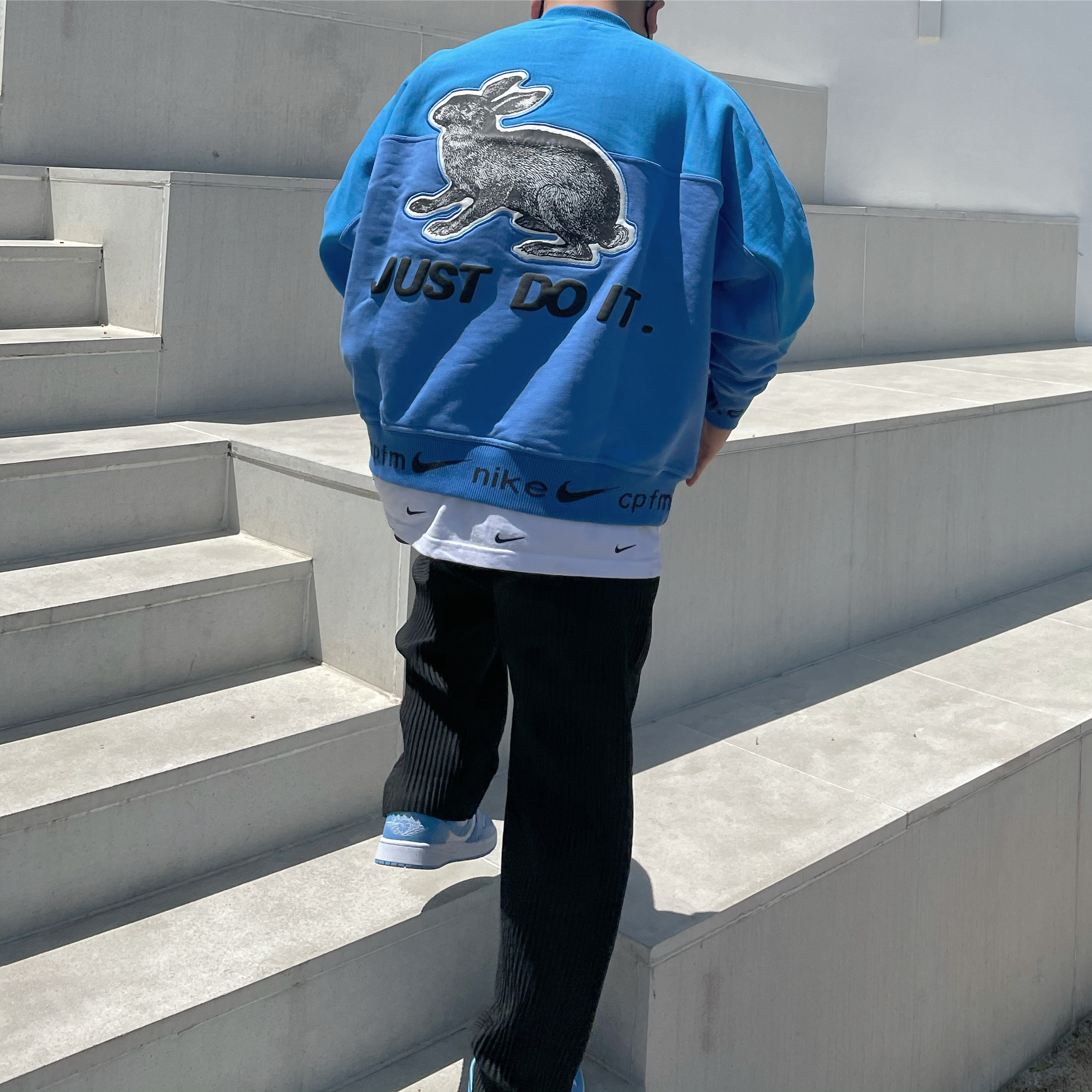 Nike x Cactus Plant Flea Market Fleece Crewneck Blue, Nike NRG Swoosh Logo T-Shirt White 착용 스타일