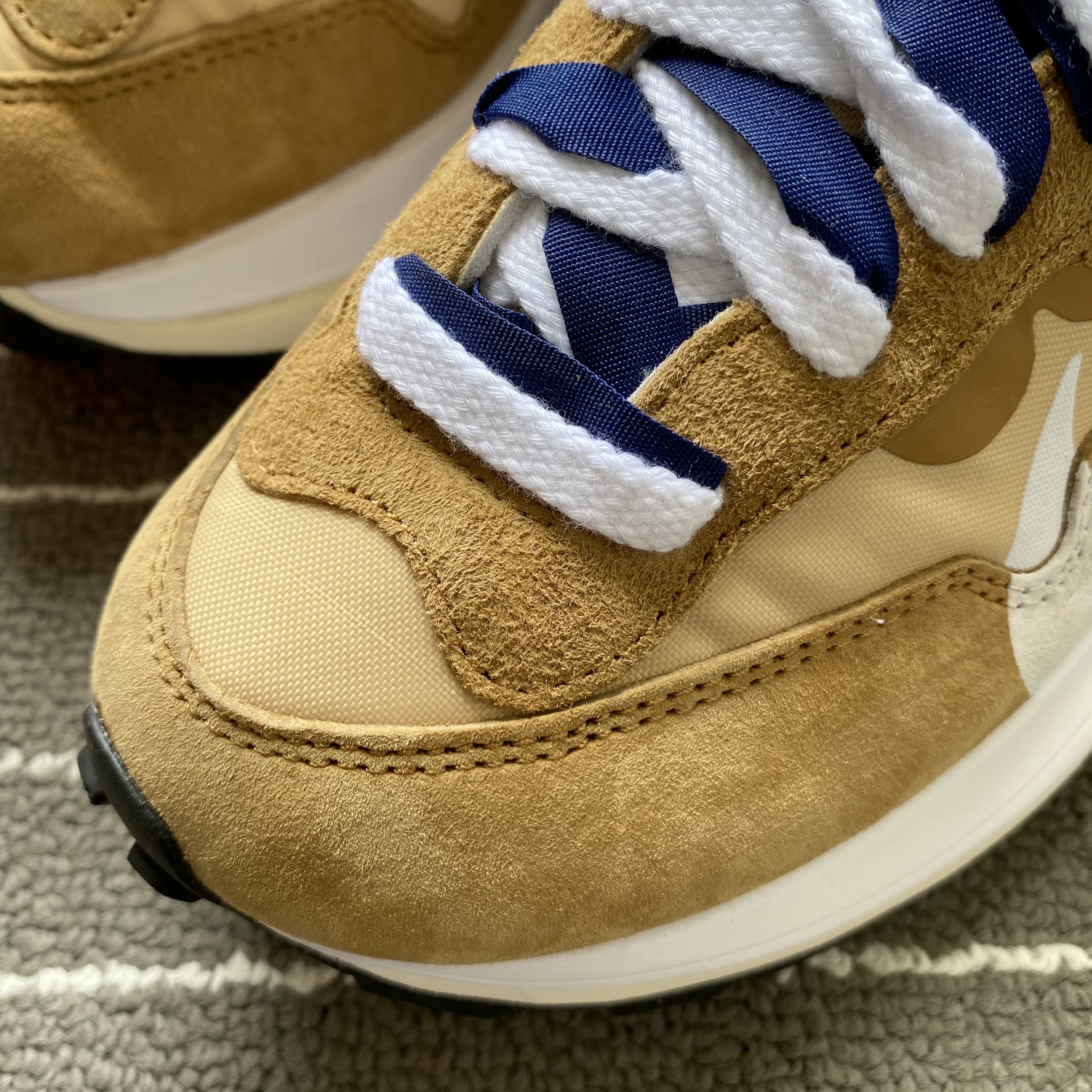 Nike x Sacai VaporWaffle Sesame and Blue Void 착용 스타일 - 3
