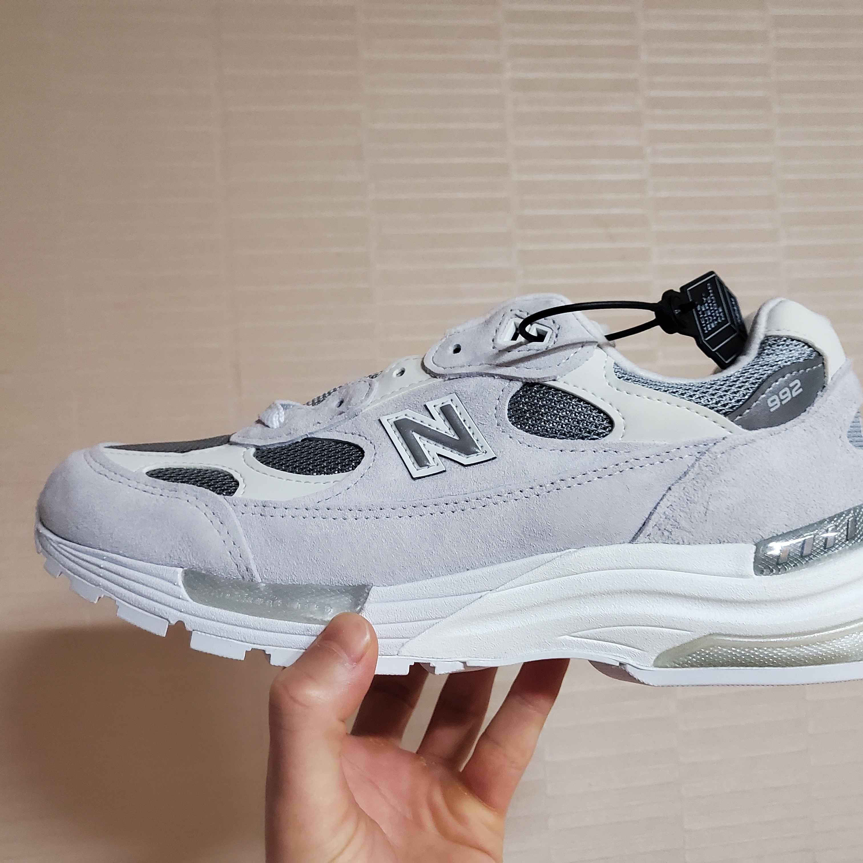 New Balance 992 Made in USA White Silver 착용 스타일 - 3