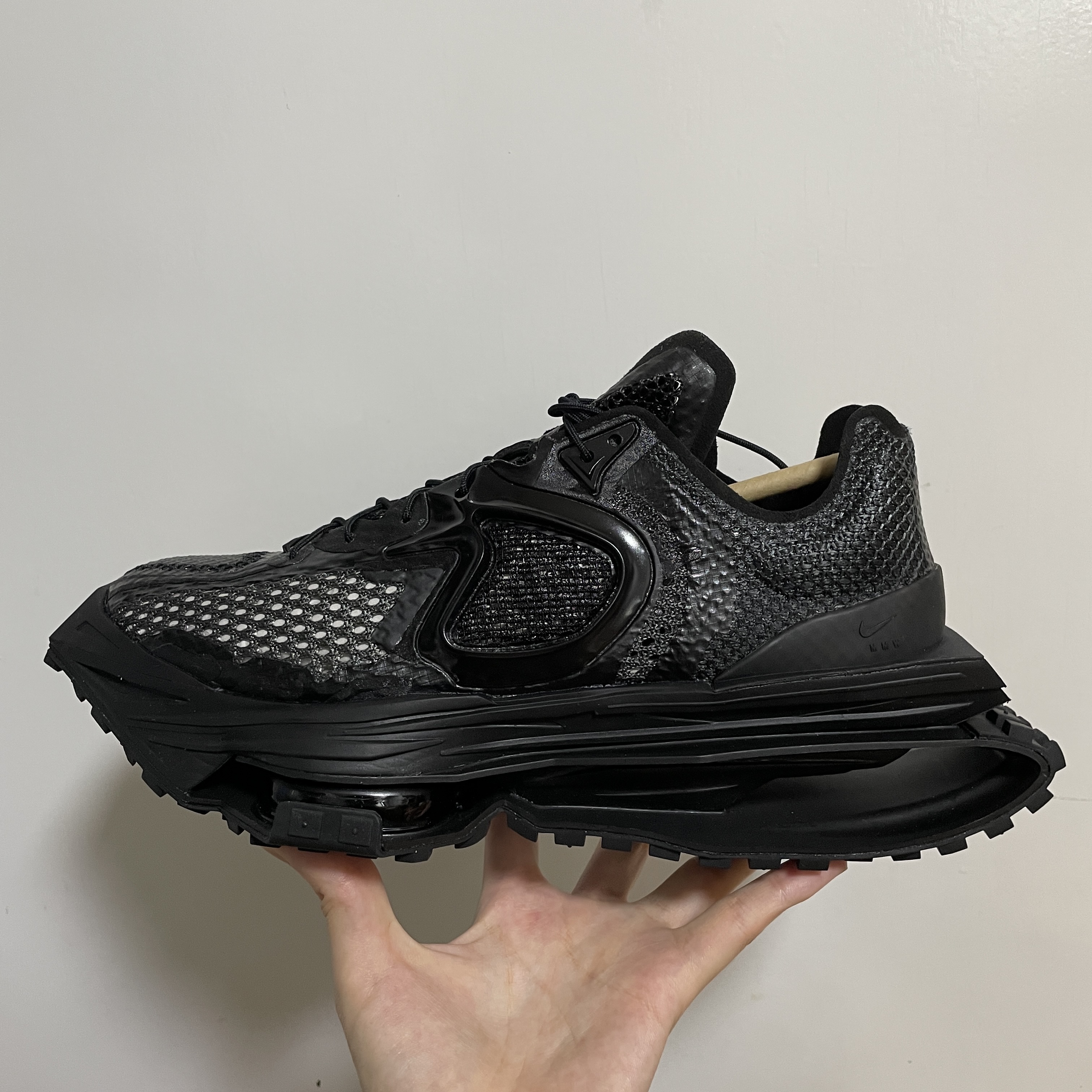 Nike x Matthew M Williams Zoom 004 Triple Black 착용 스타일 - 1