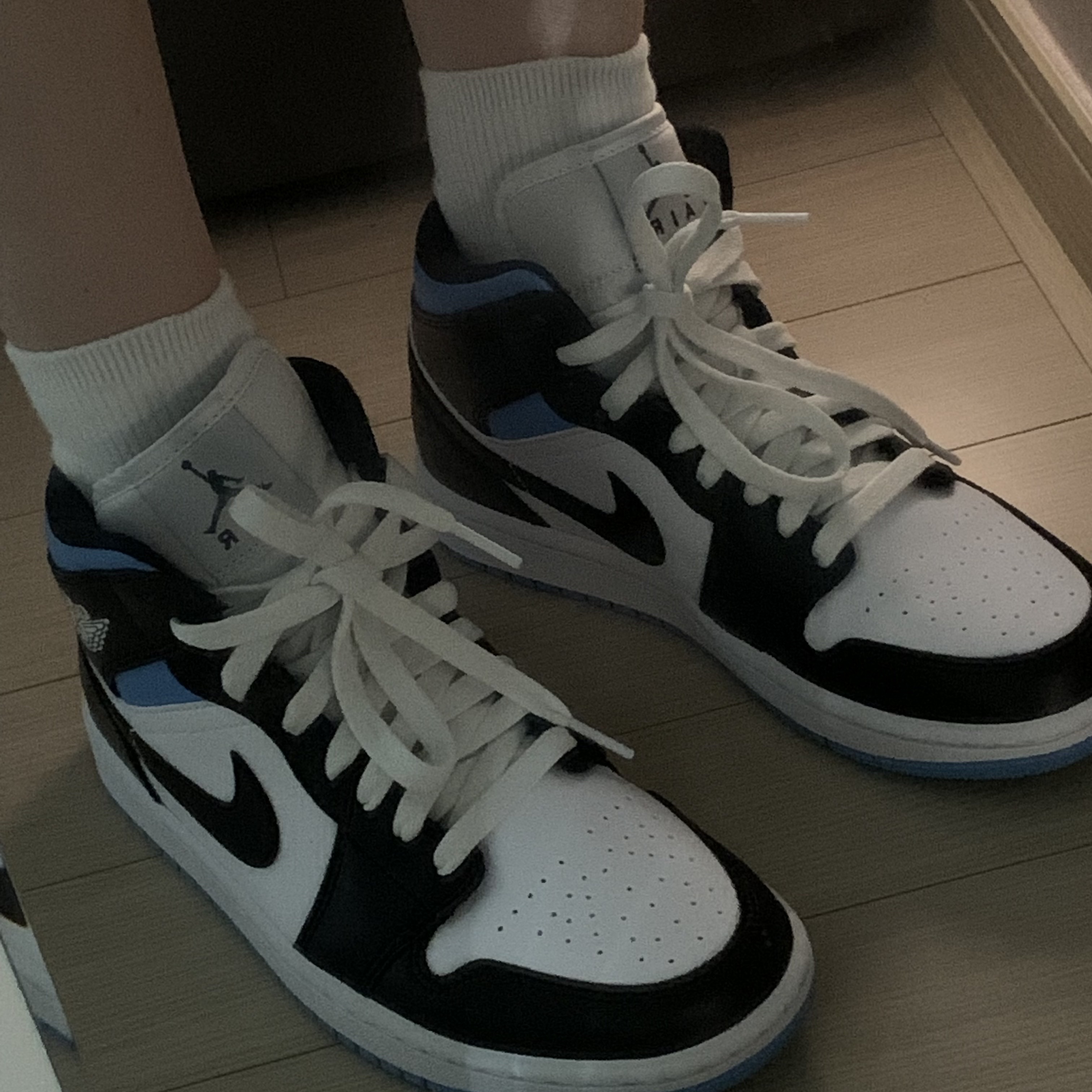 (W) Jordan 1 Mid White Black University Blue 착용 스타일 - 2
