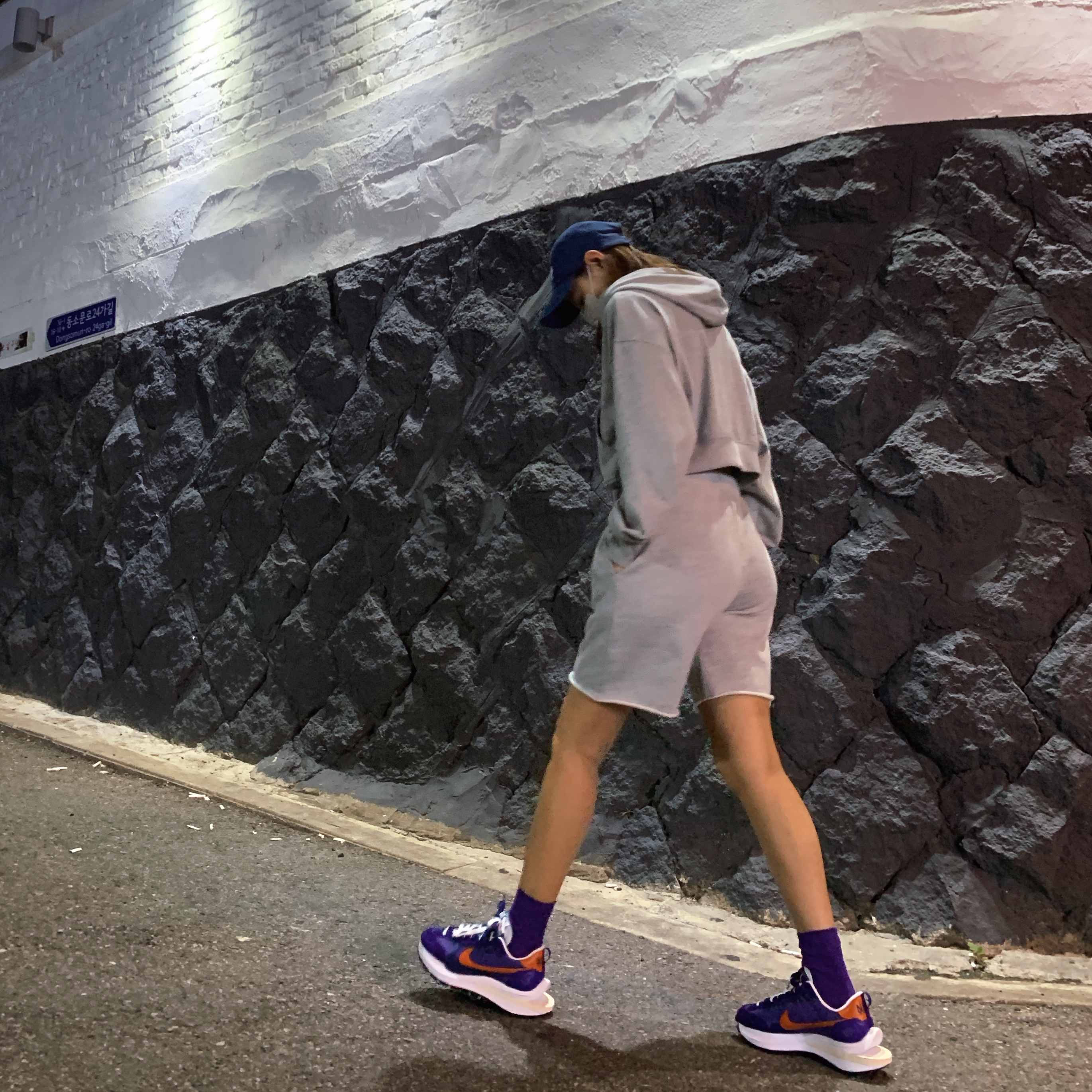 Nike x Sacai VaporWaffle Dark Iris 착용 스타일 - 3