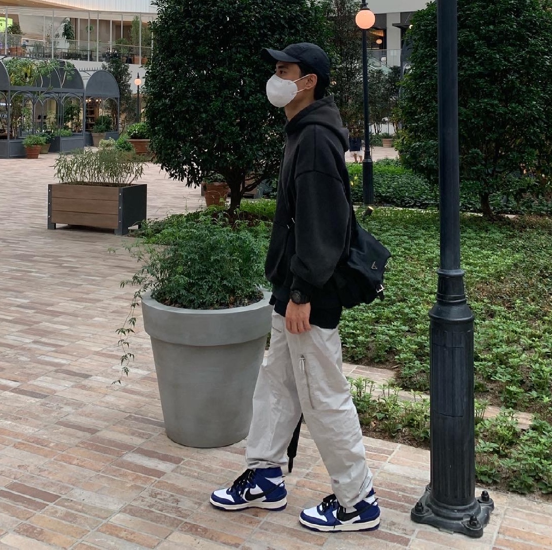 Nike x Ambush Dunk High Deep Royal Blue, (W) Nike x Olivia Kim NRG Hoodie Black 착용 스타일 - 2
