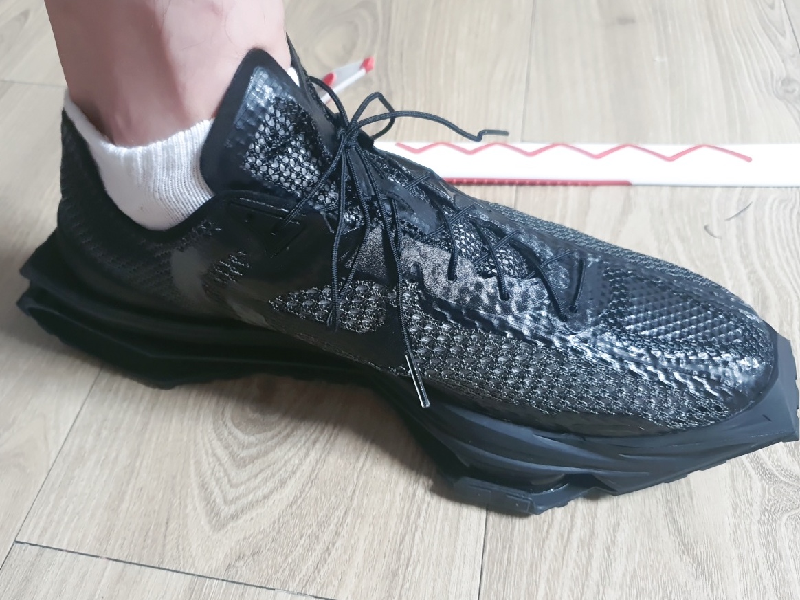 Nike x Matthew M Williams Zoom 004 Triple Black 착용 스타일 - 3