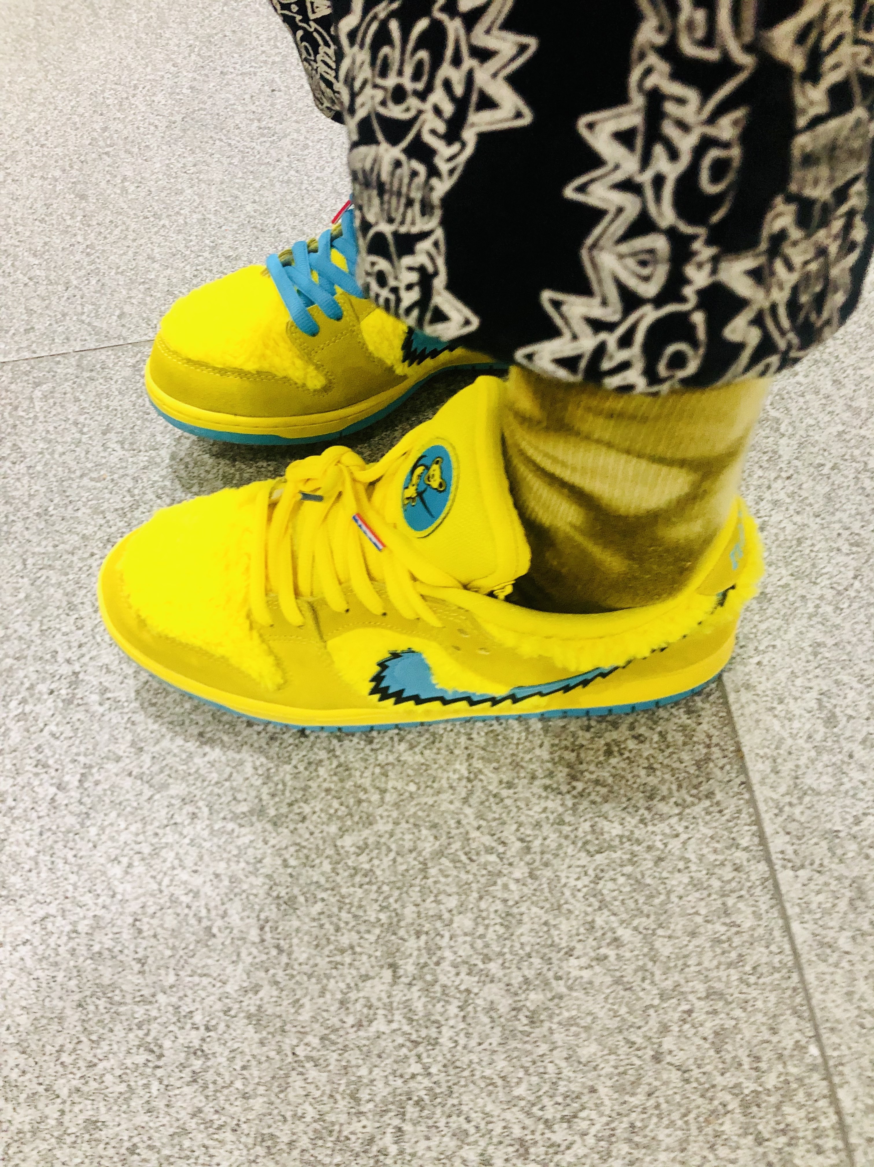 Nike x Grateful Dead SB Dunk Low Yellow Bear 착용 스타일 - 3