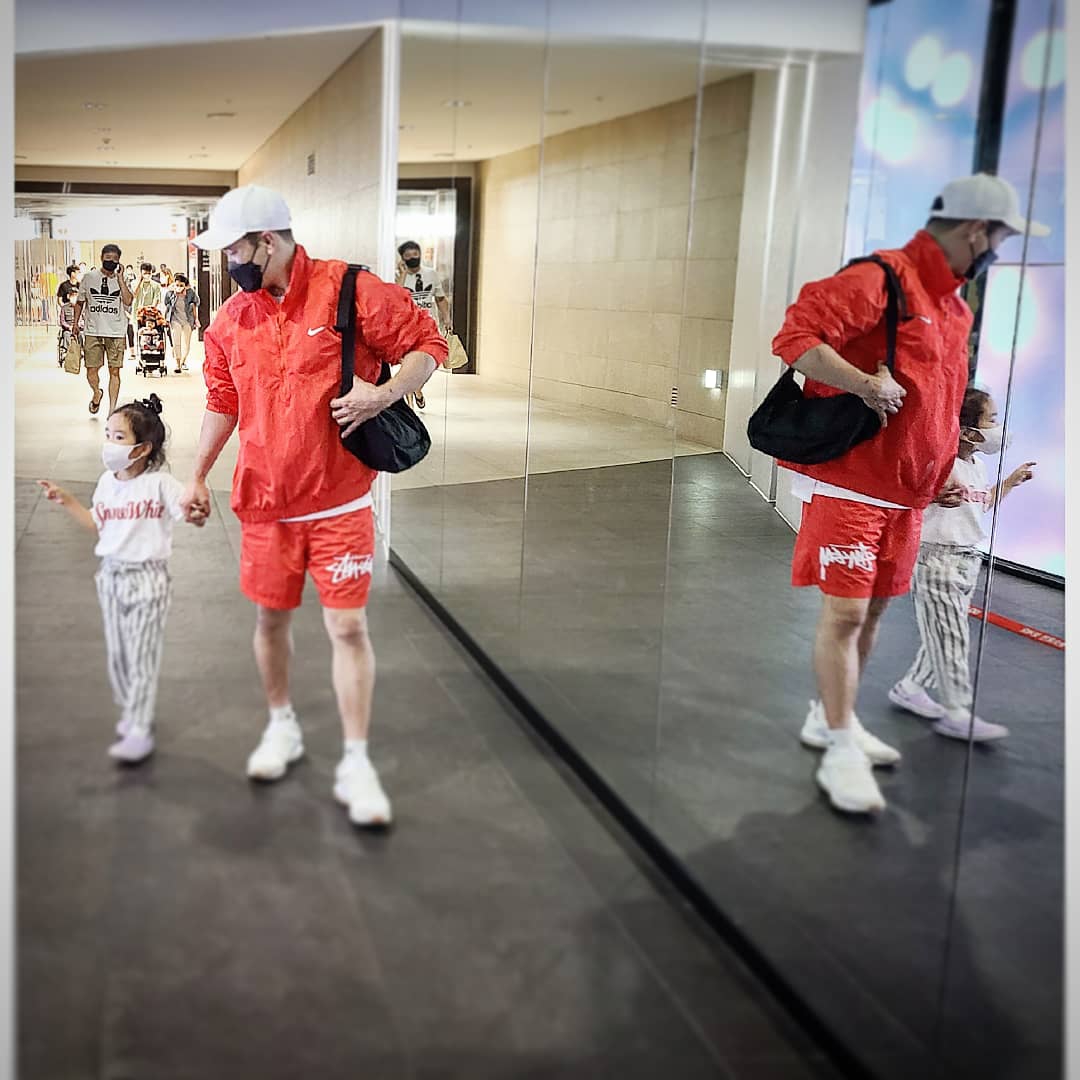 Nike x Stussy Windrunner Jacket Habanero Red, Nike x Stussy Water Shorts Habanero Red 착용 스타일