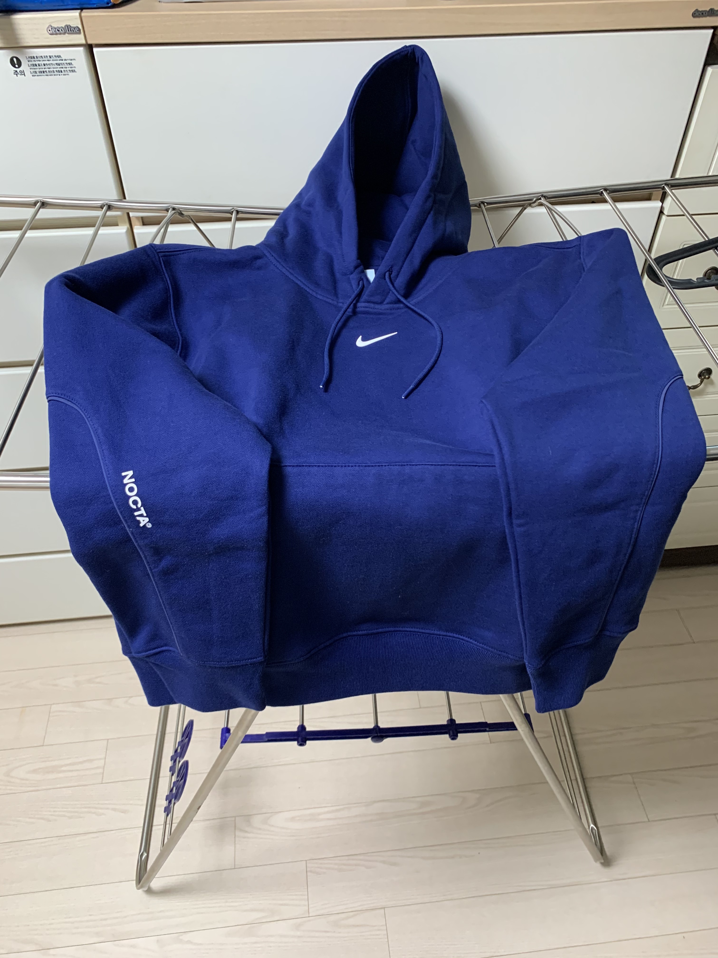 Nike x Drake Nocta Cardinal Stock Essential Hoodie Navy - US/EU 착용 스타일 - 1