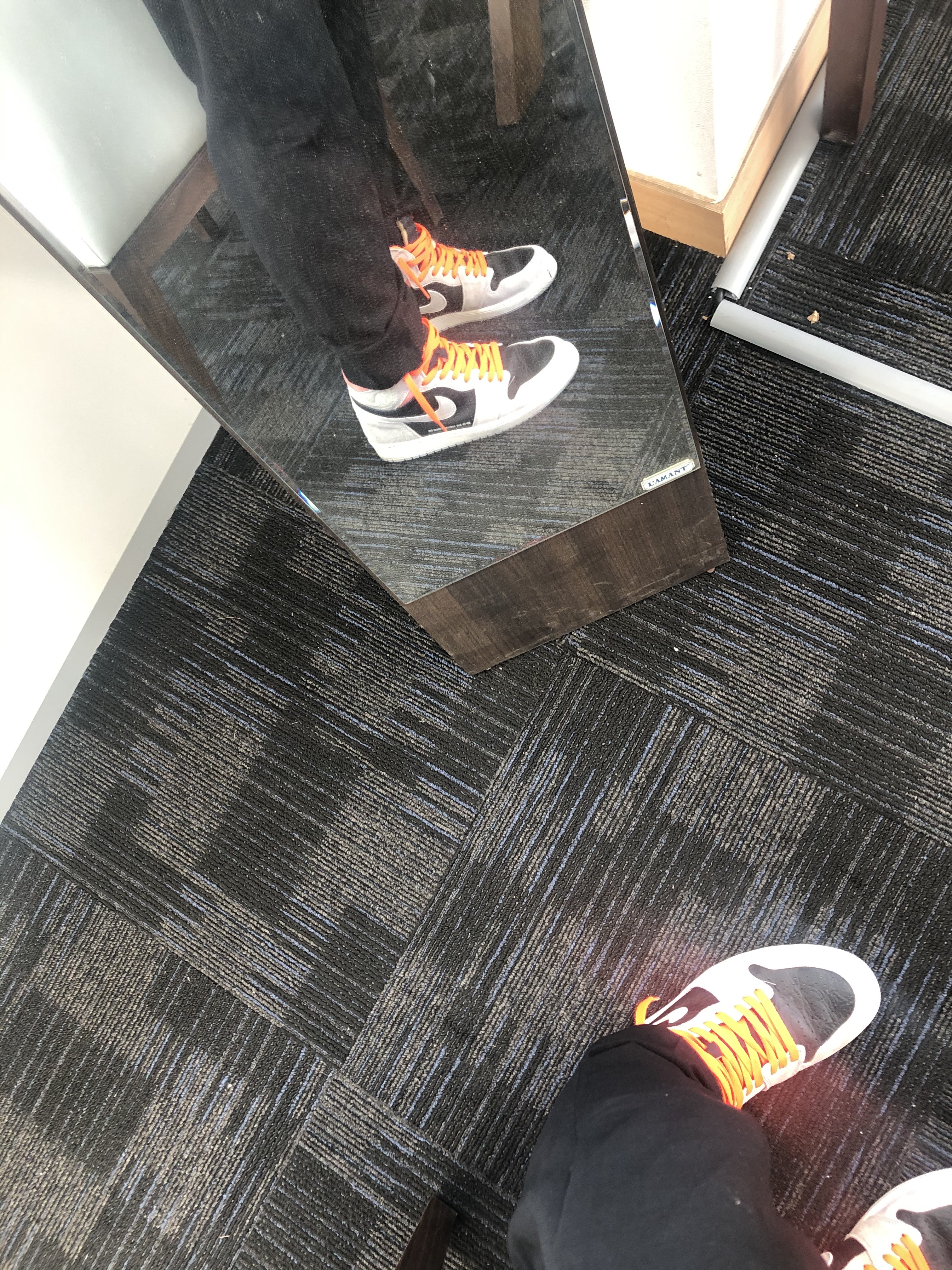 Jordan 1 Retro High Neutral Grey Hyper Crimson 착용 스타일