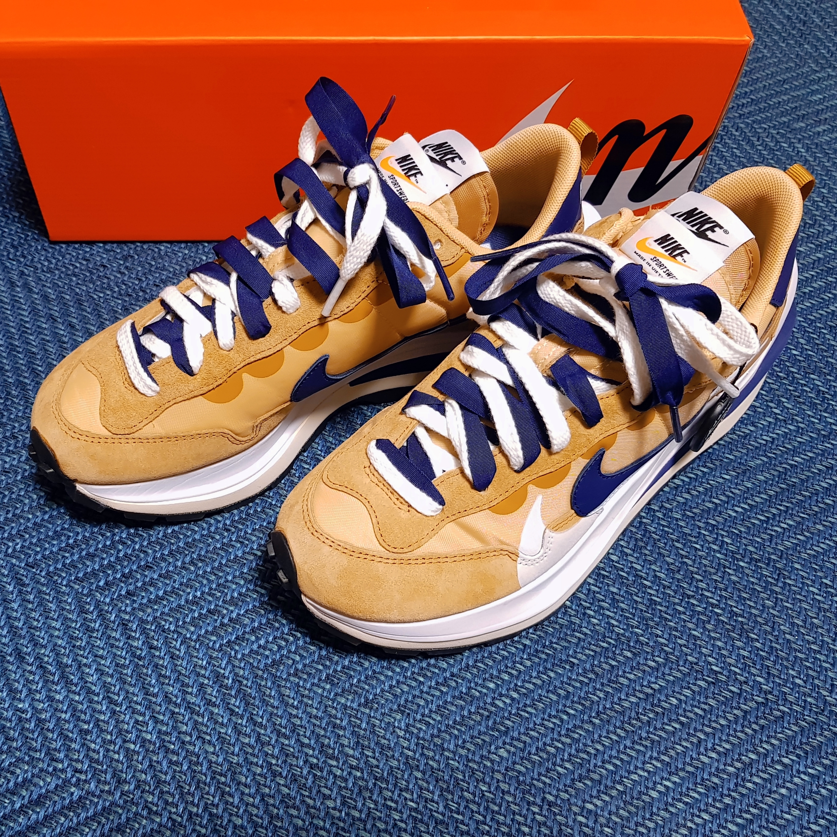 Nike x Sacai VaporWaffle Sesame and Blue Void 착용 스타일