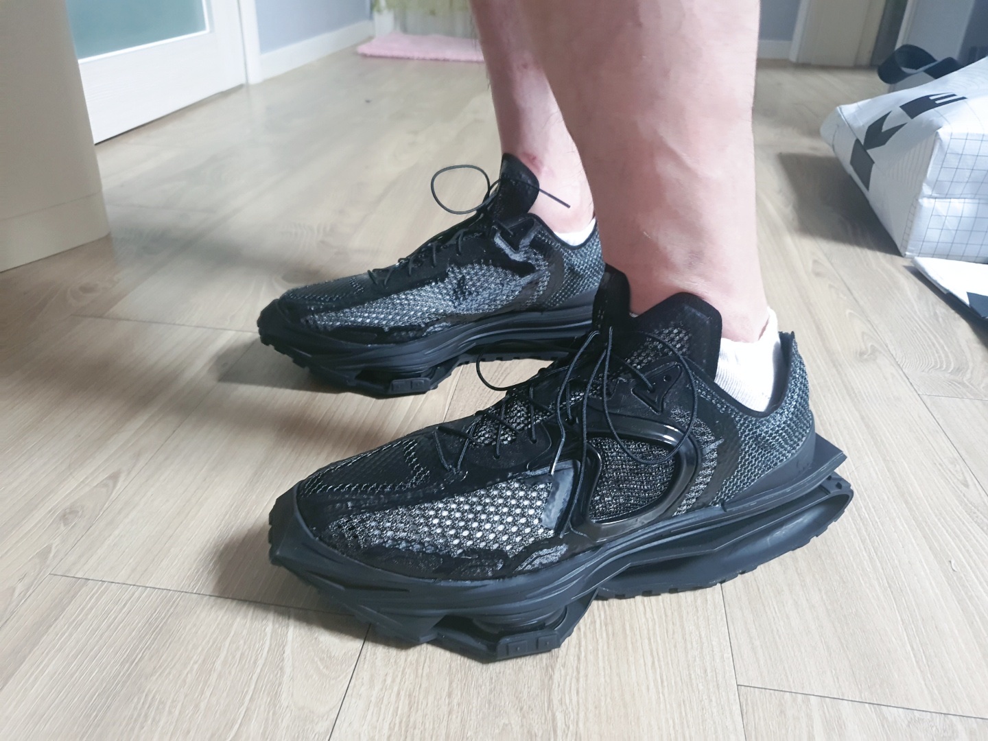 Nike x Matthew M Williams Zoom 004 Triple Black 착용 스타일 - 2