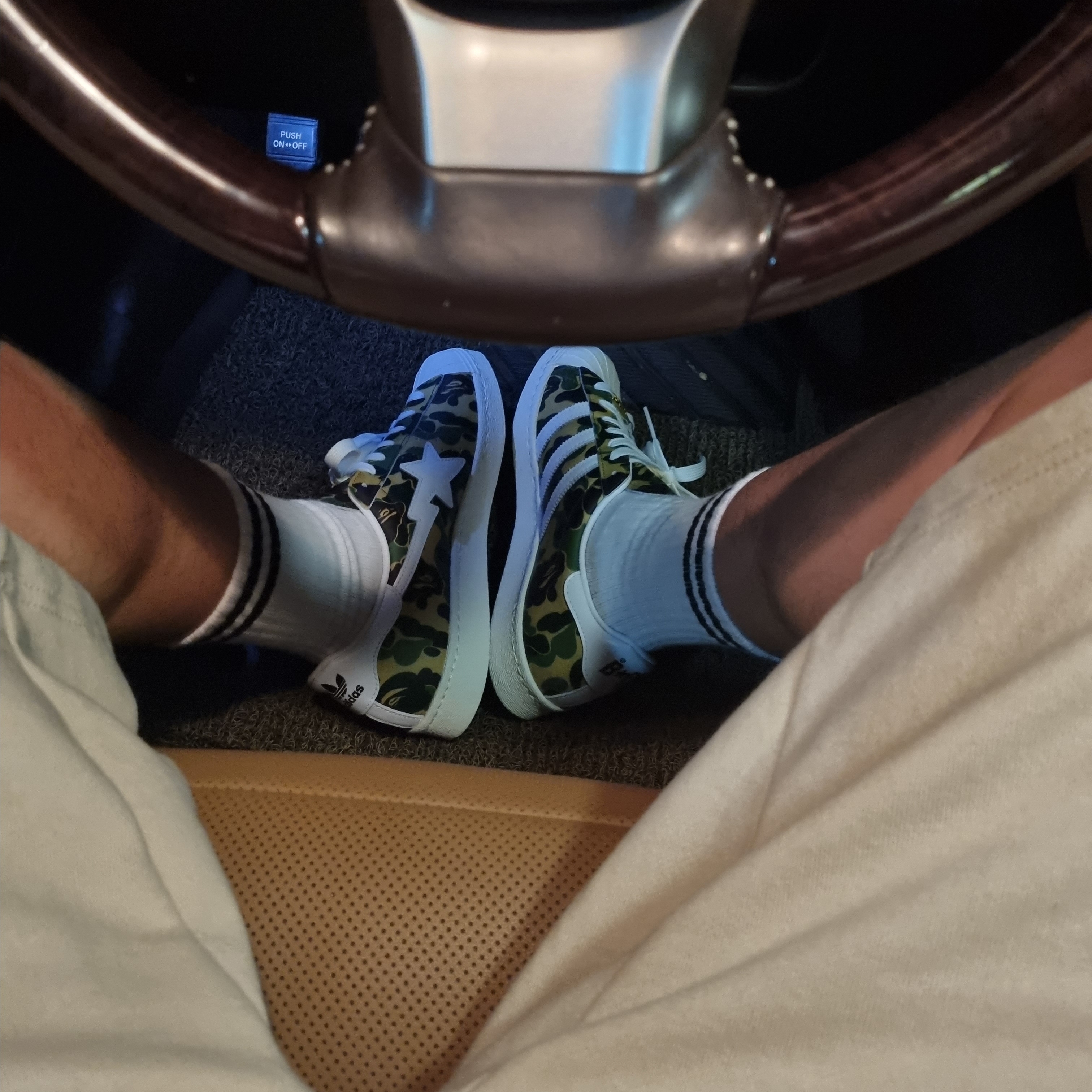 Adidas x BAPE Superstar 80s Green Camo 착용 스타일