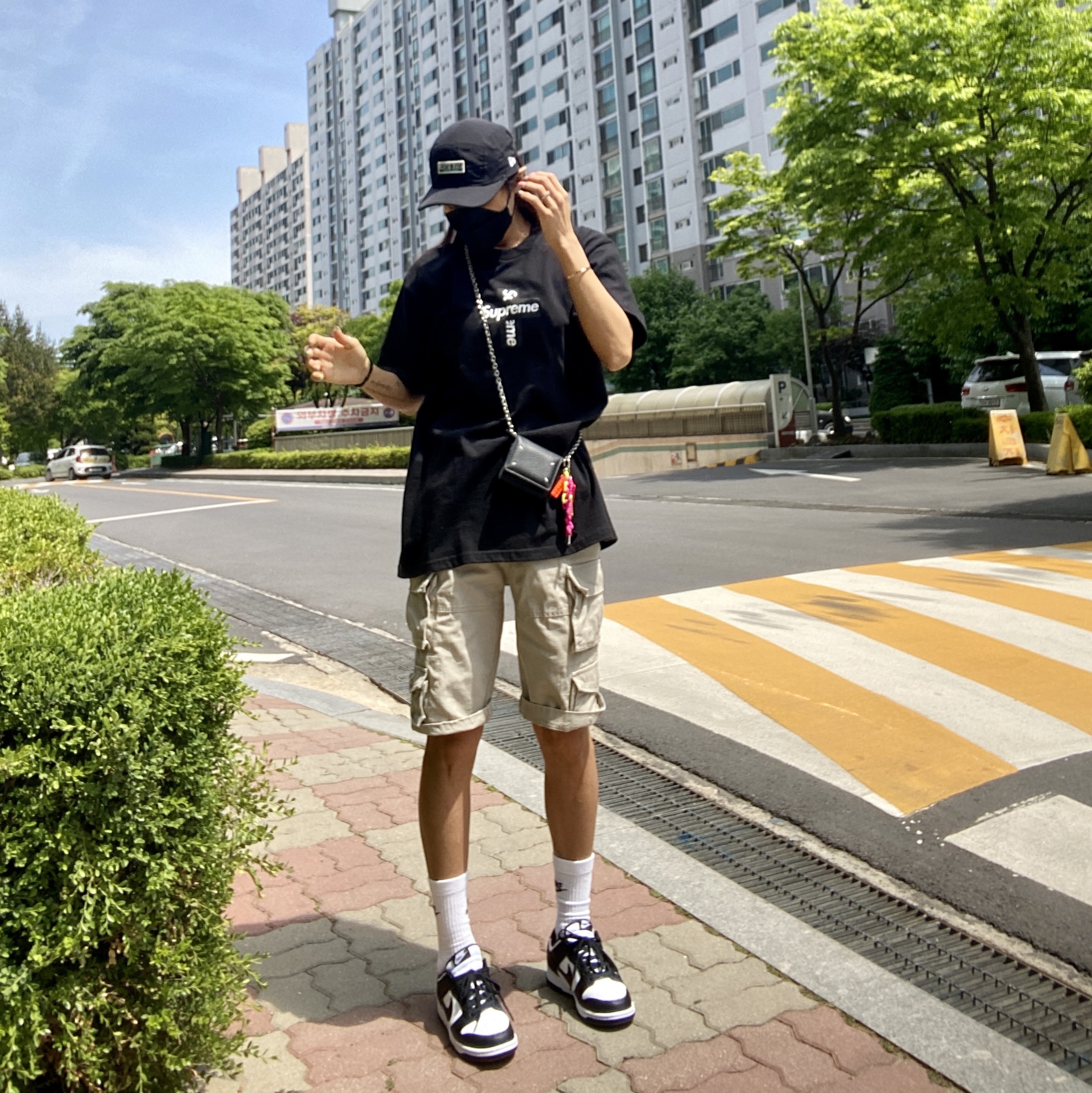 Supreme Cross Box Logo T-Shirt Black - 20FW, Nike Dunk Low Retro Black 착용 스타일 - 1