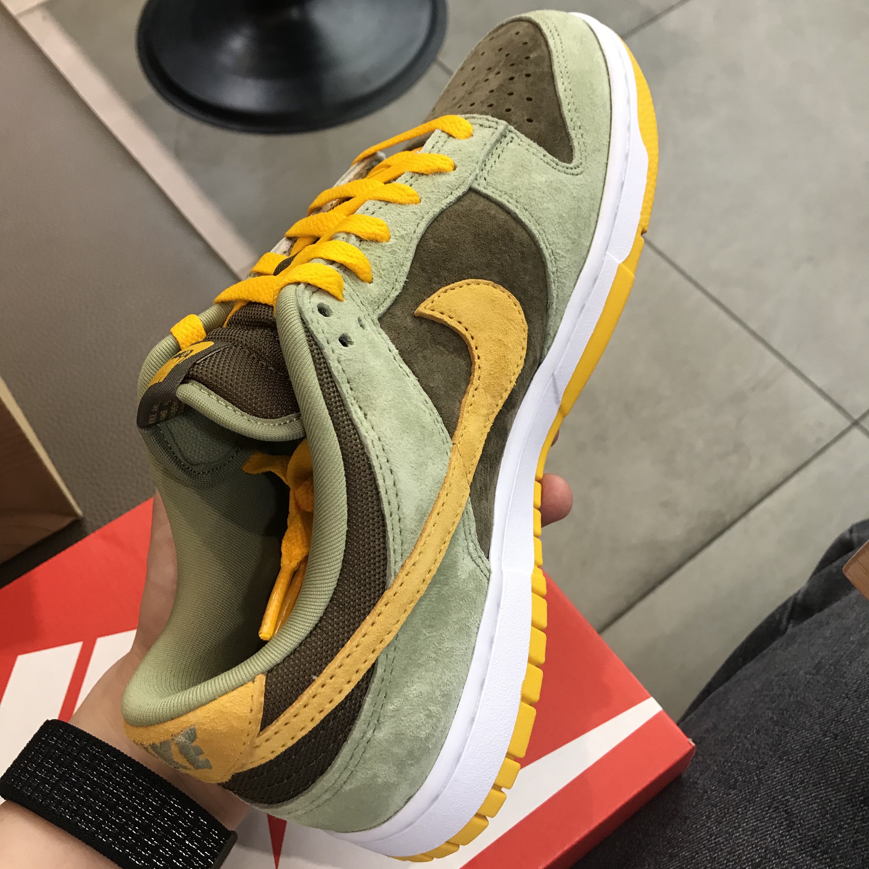 Nike Dunk Low SE Dusty Olive 착용 스타일 - 2