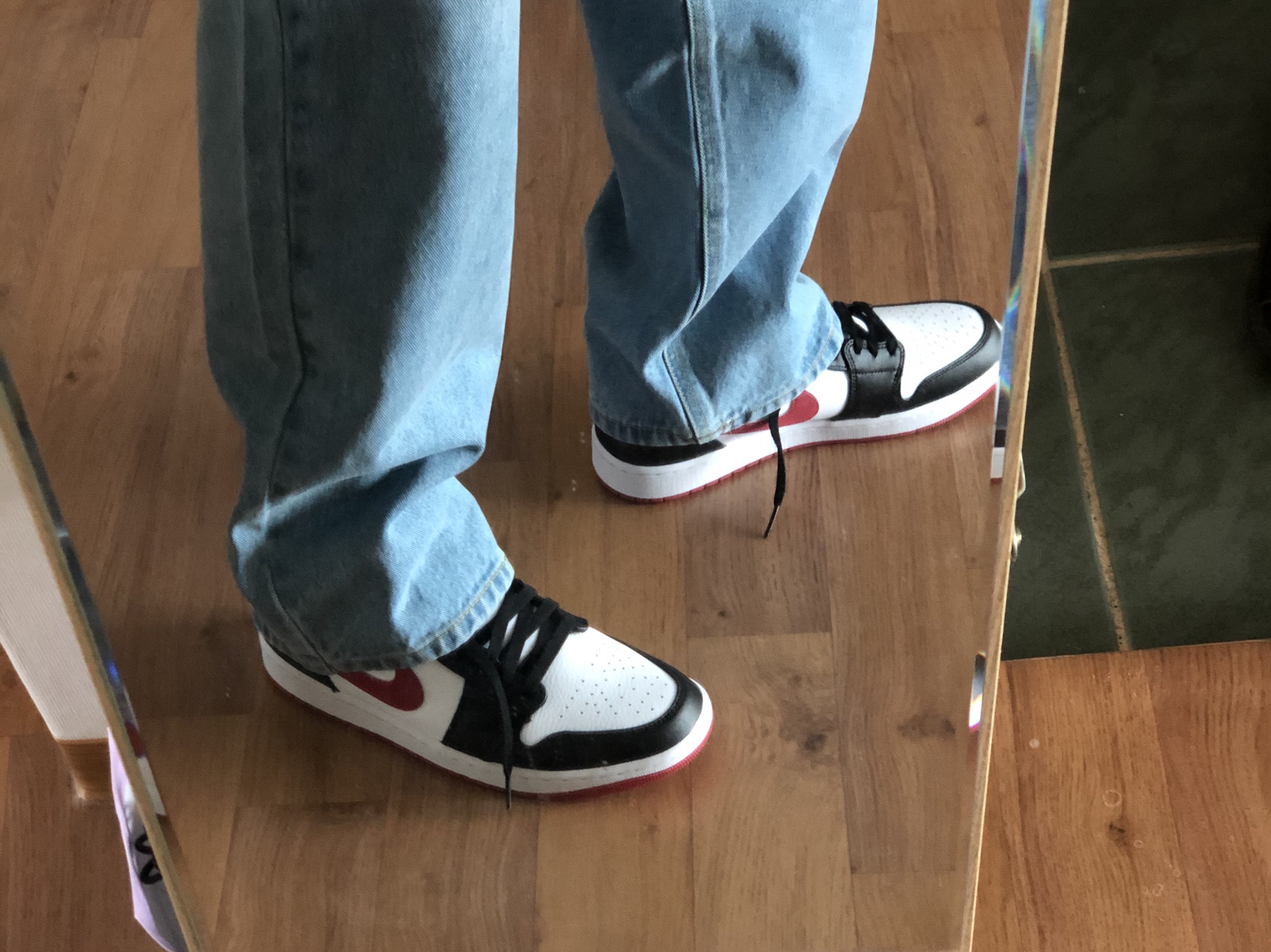 Jordan 1 Mid Gym Red Black White 착용 스타일 - 2