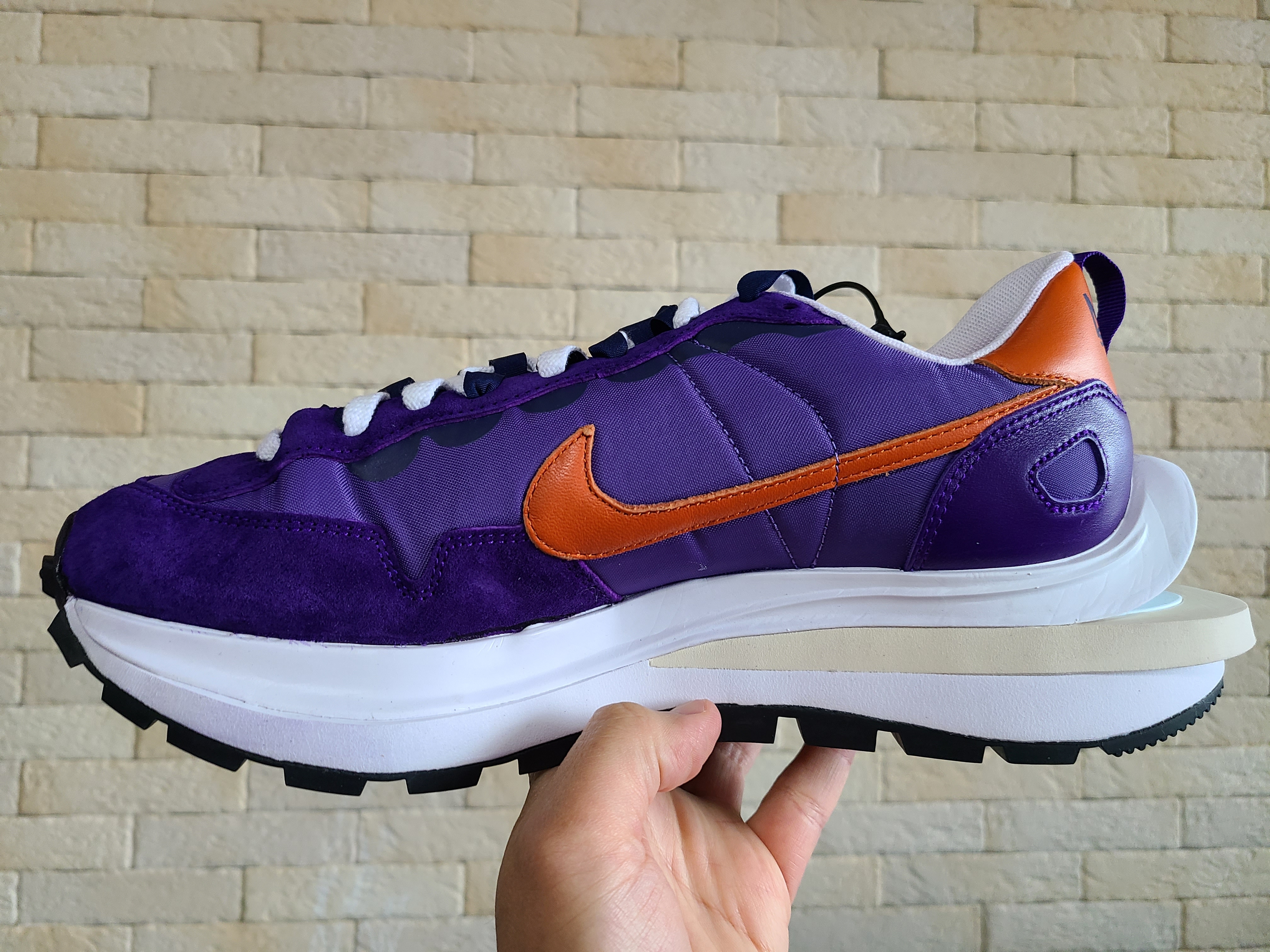 Nike x Sacai VaporWaffle Dark Iris 착용 스타일 - 3
